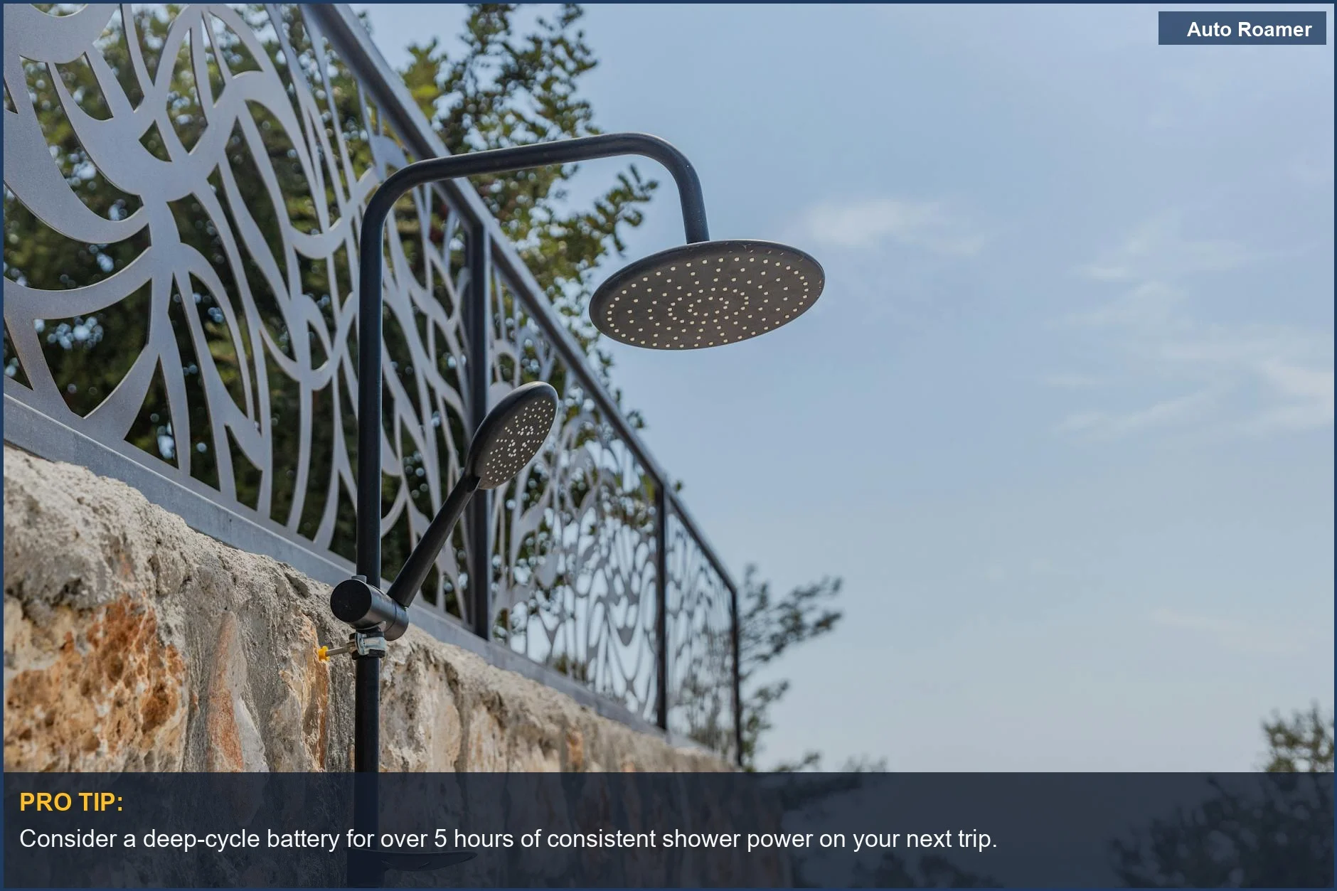 Configuración de ducha para acampar en coche con una fuente de alimentación de 12V, lista para una refrescante experiencia al aire libre.