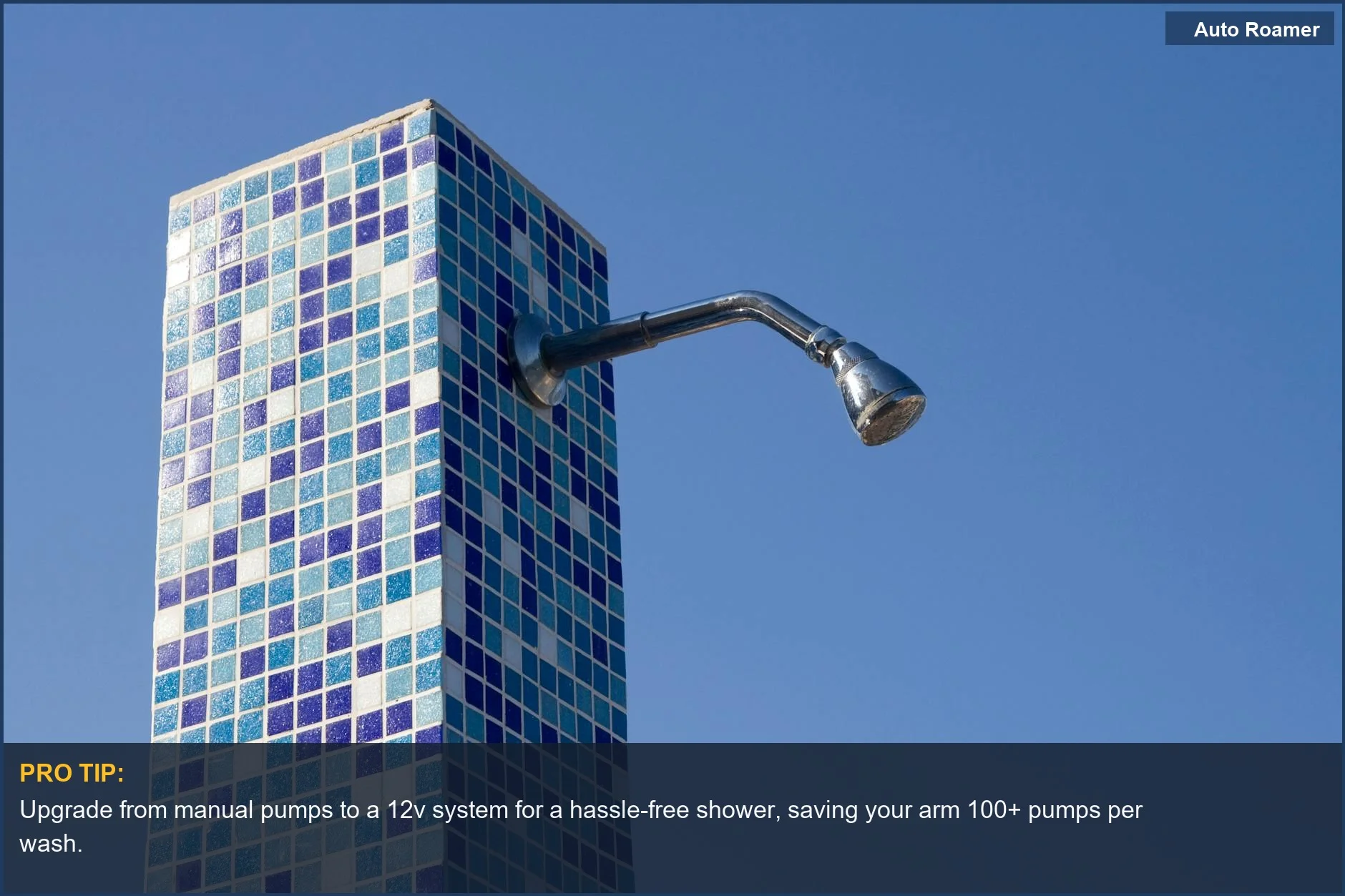 Ducha portátil moderna con un elegante cabezal cromado, destacando la necesidad de energía para duchas de 12V.