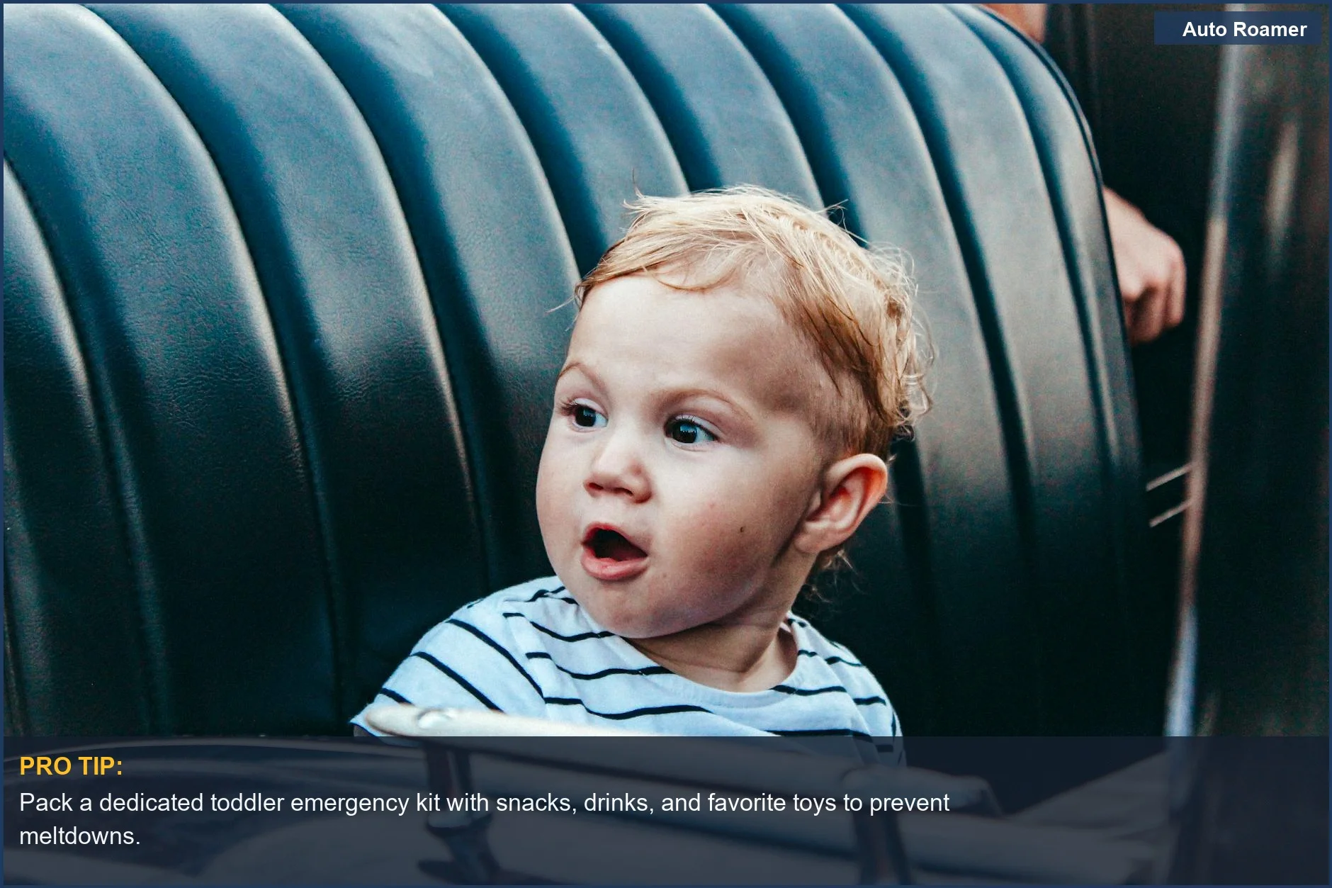 Niño pequeño sorprendido en asiento de coche, enfatizando la preparación para averías de coches con pequeños.