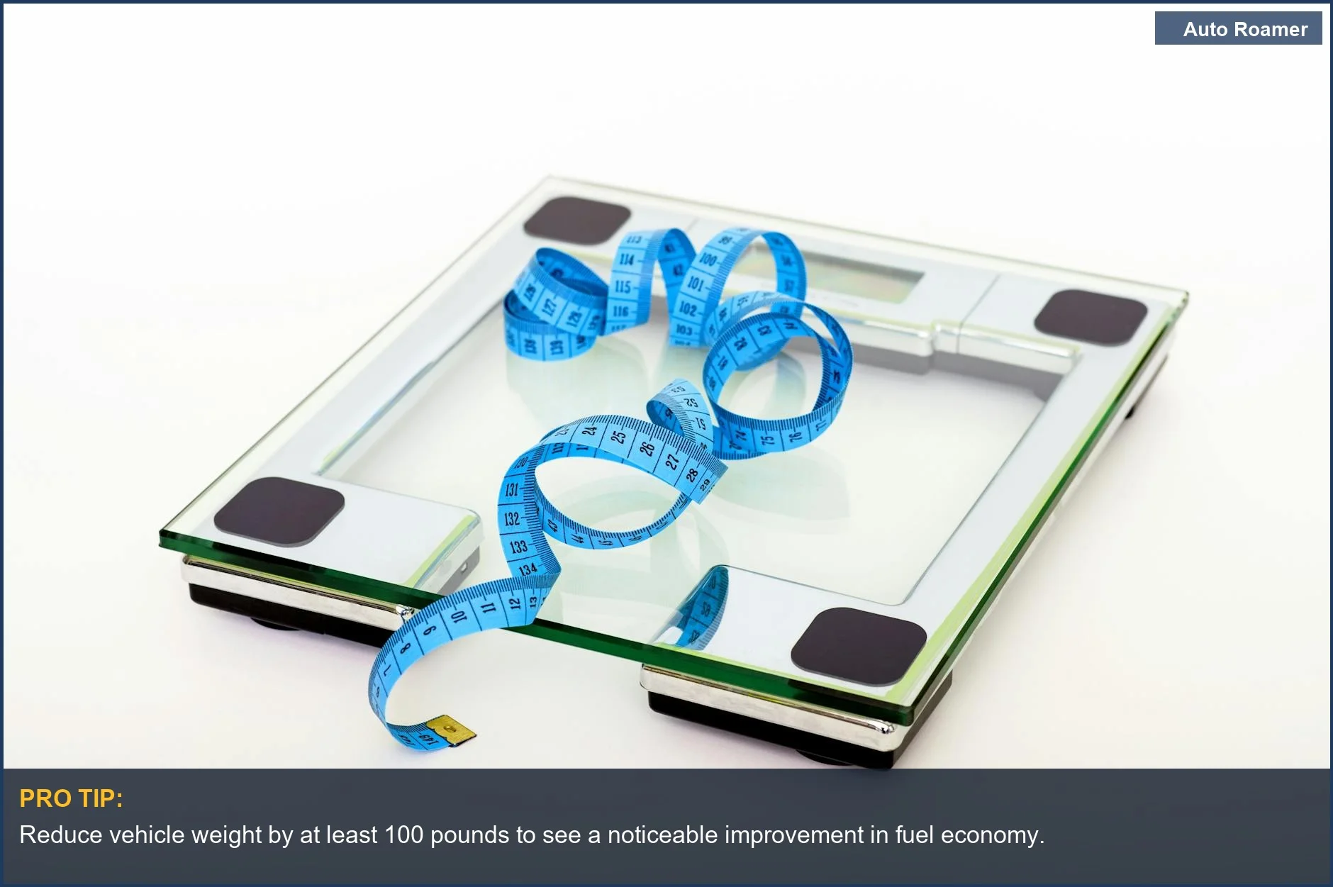 Balanza y cinta métrica ilustran el impacto de los accesorios pesados del coche en el peso del vehículo y la eficiencia del combustible.