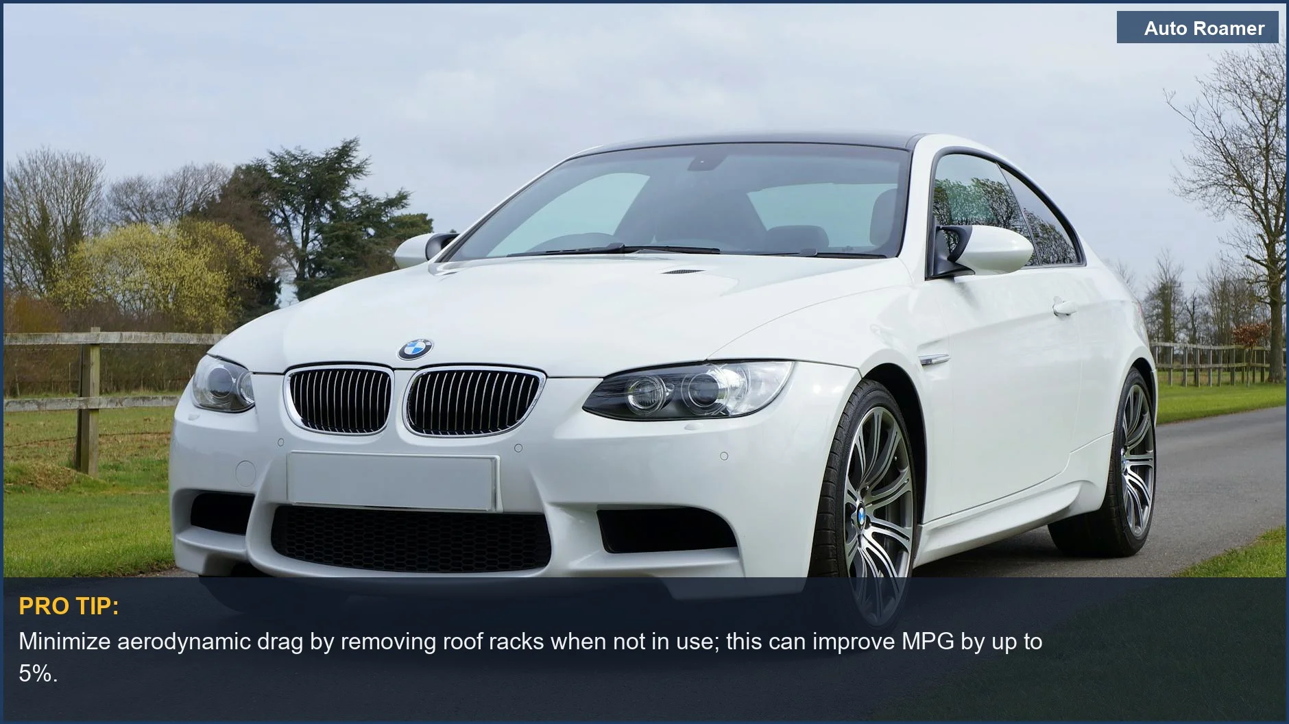 Elegante BMW blanco en una carretera rural demuestra cómo el diseño aerodinámico influye en el rendimiento y la longevidad del coche.