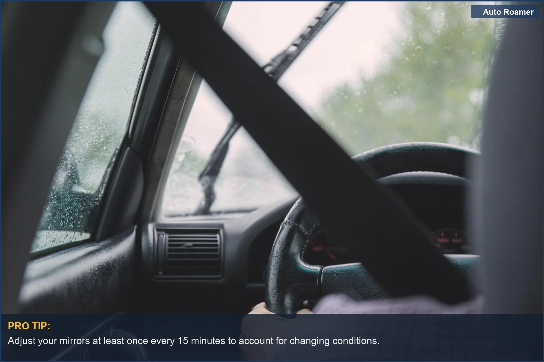 Conducción con lluvia con el cinturón de seguridad abrochado, enfatizando la seguridad del coche en cualquier ruta.