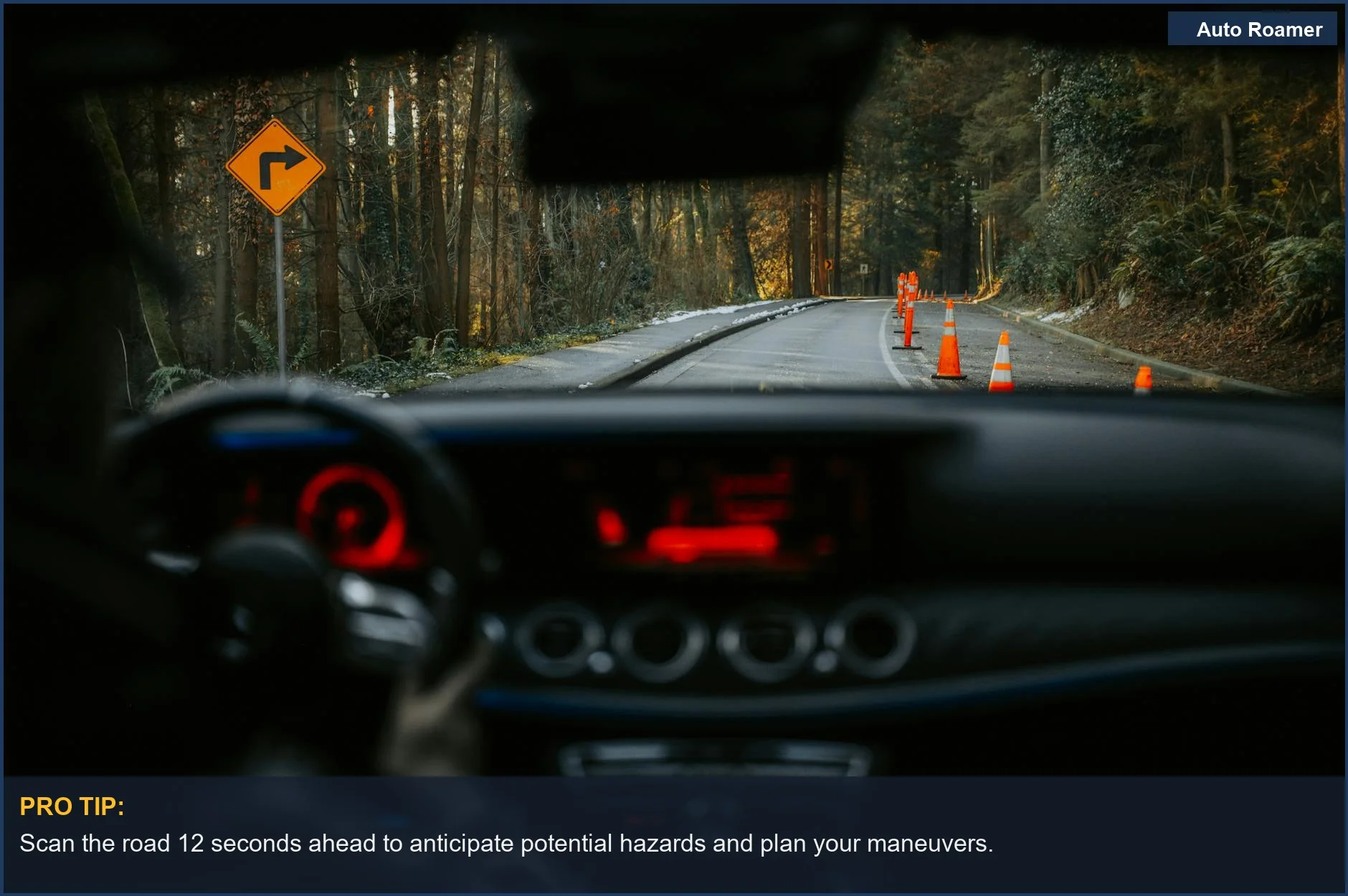 Carretera rural con conos de tráfico y señal de giro, destacando hábitos de conducción segura en rutas familiares.