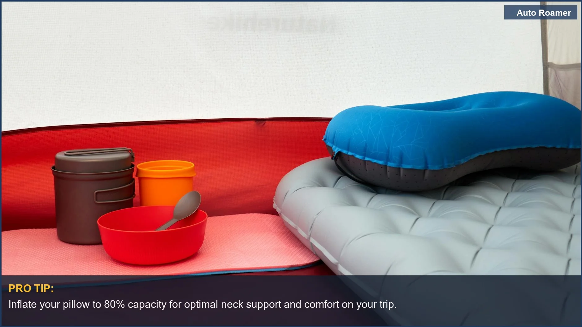 Cómoda almohada hinchable de camping montada dentro de una tienda de campaña para viajes de acampar en coche.