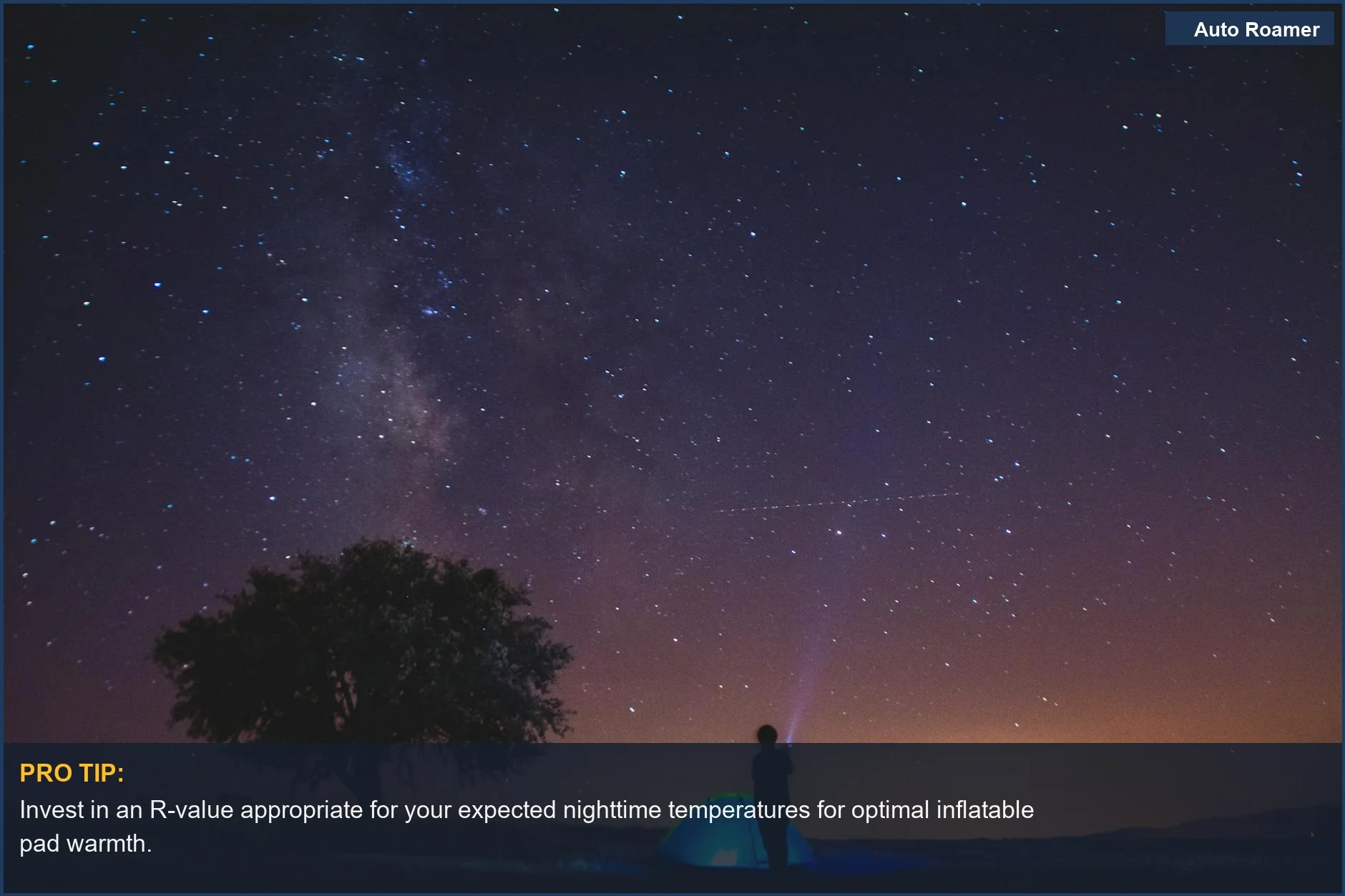 Persona durmiendo bajo un cielo estrellado, enfatizando la comodidad de una colchoneta inflable para camping en coche.