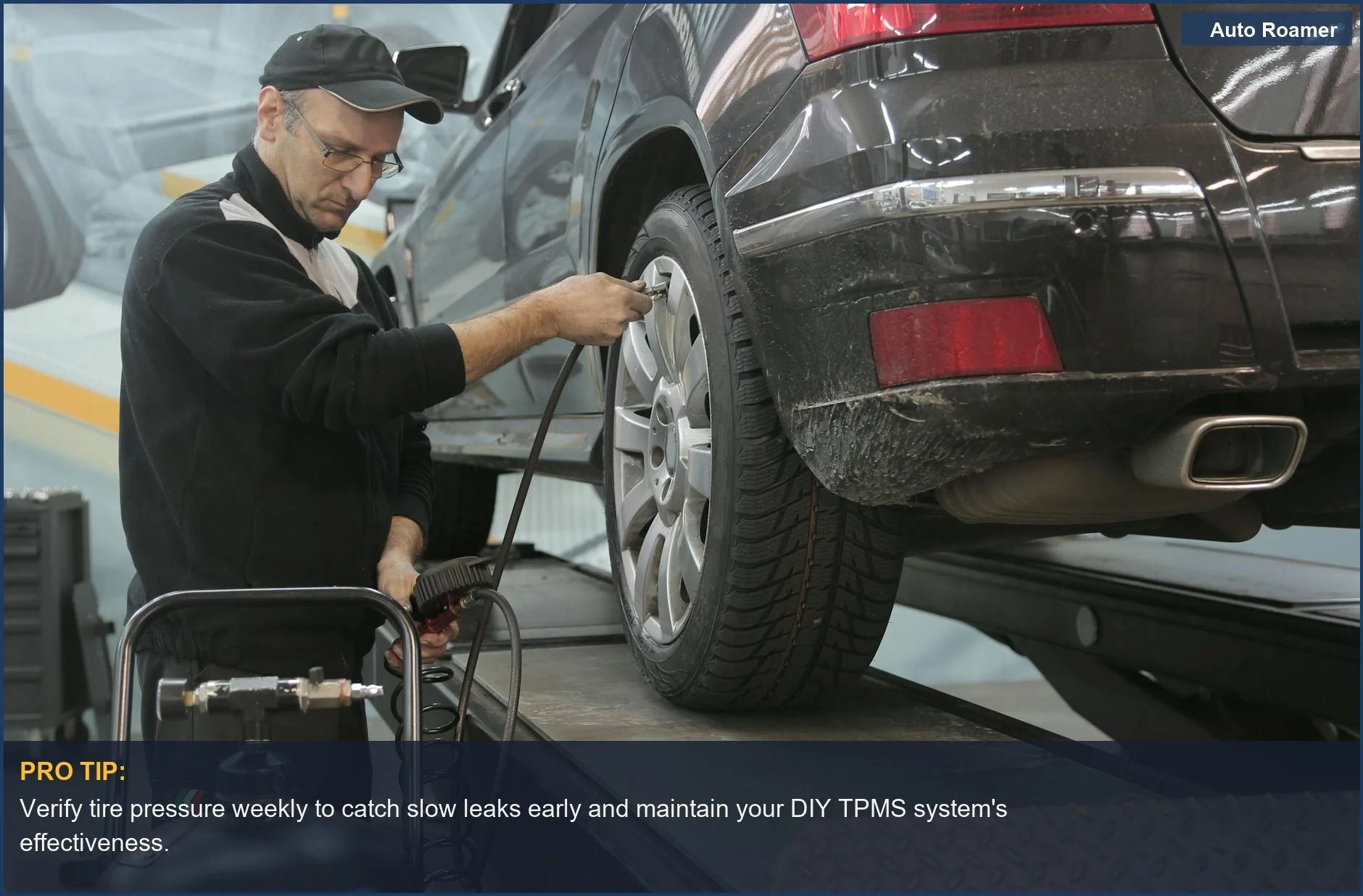 Mecánico profesional revisando la presión de las ruedas de un coche en un moderno taller de servicio automotriz.