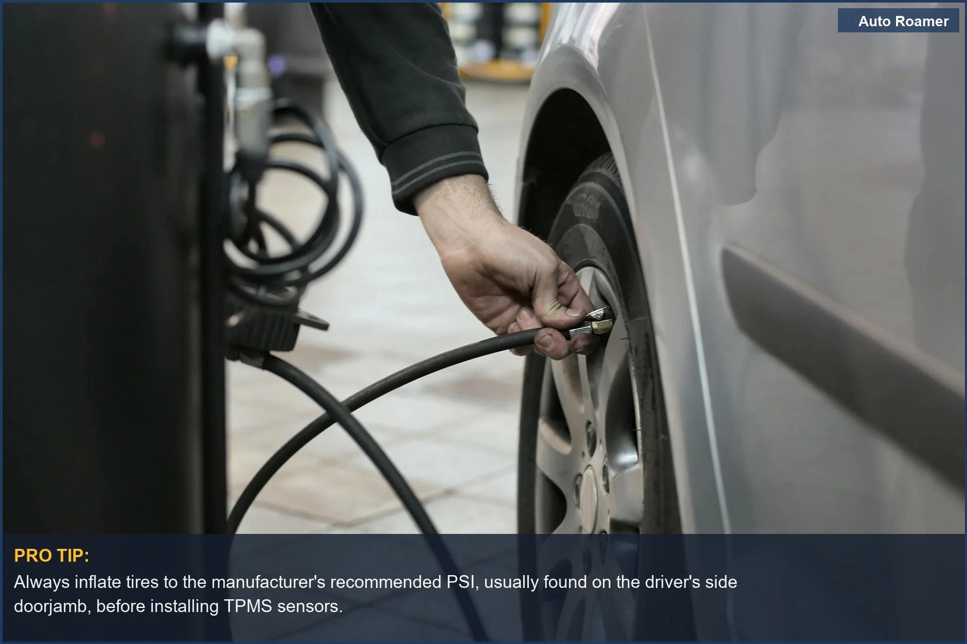 Mecánico inflando cuidadosamente un neumático de coche para asegurar la presión adecuada para una instalación óptima del TPMS.