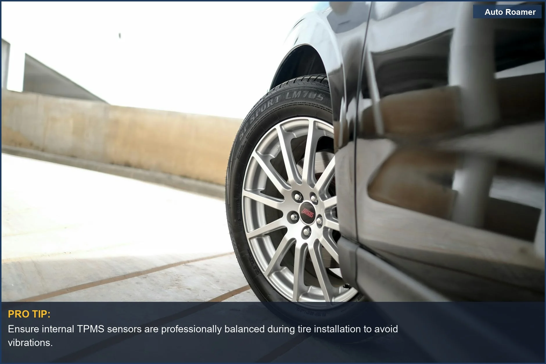 Primer plano de una rueda de coche brillante que resalta el detalle de la ubicación de un sensor TPMS interno.