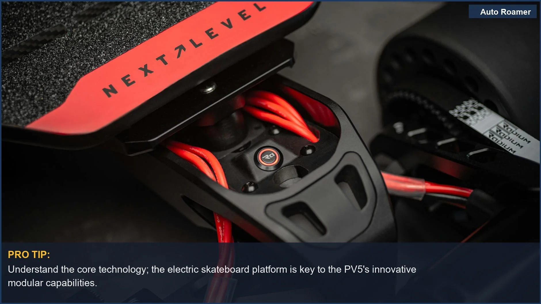 Primer plano de los componentes de un skateboard eléctrico, representando la plataforma avanzada detrás del lanzamiento del Kia PV5.