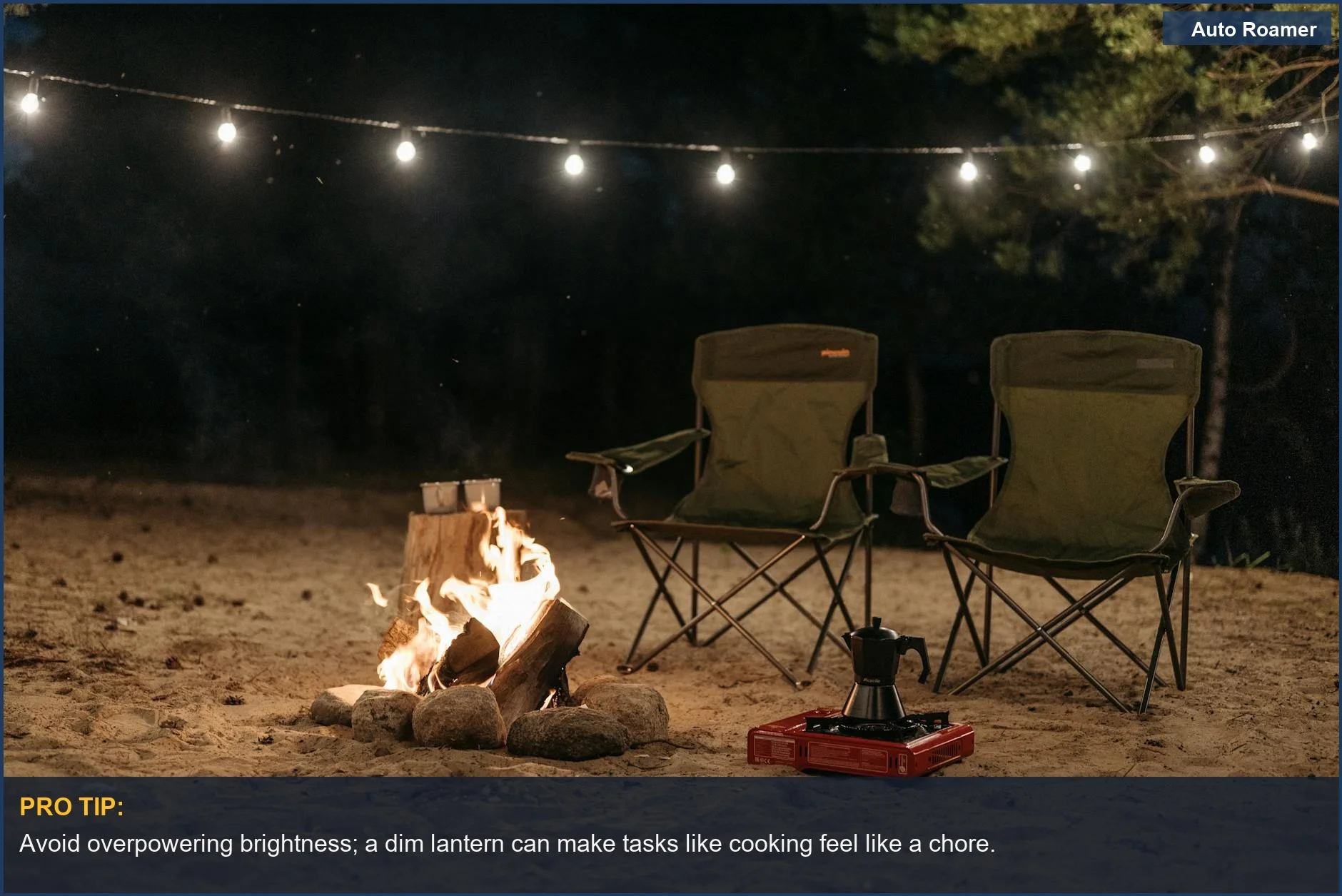 Campamento al aire libre con sillas y fogata bajo luces de cadena brillantes por la noche.
