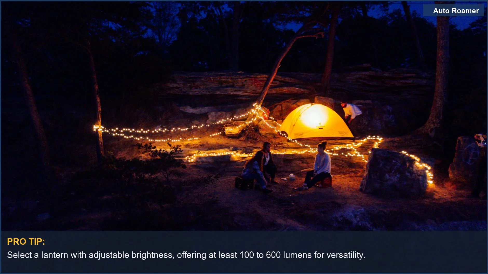 Acogedor campamento con una tienda de campaña brillante y luces de cadena bajo un cielo nocturno estrellado.