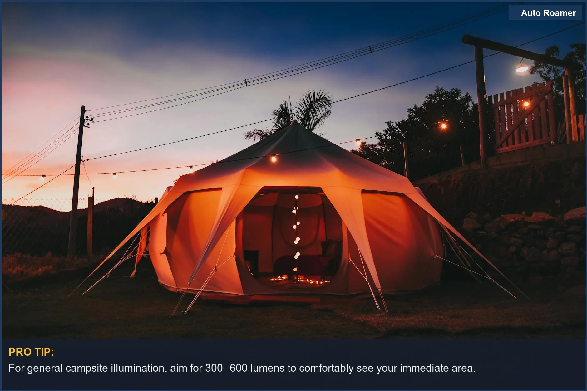 Una linterna brillante de camping para coche ilumina una tienda de campaña serena al anochecer, perfecta para montar el campamento.