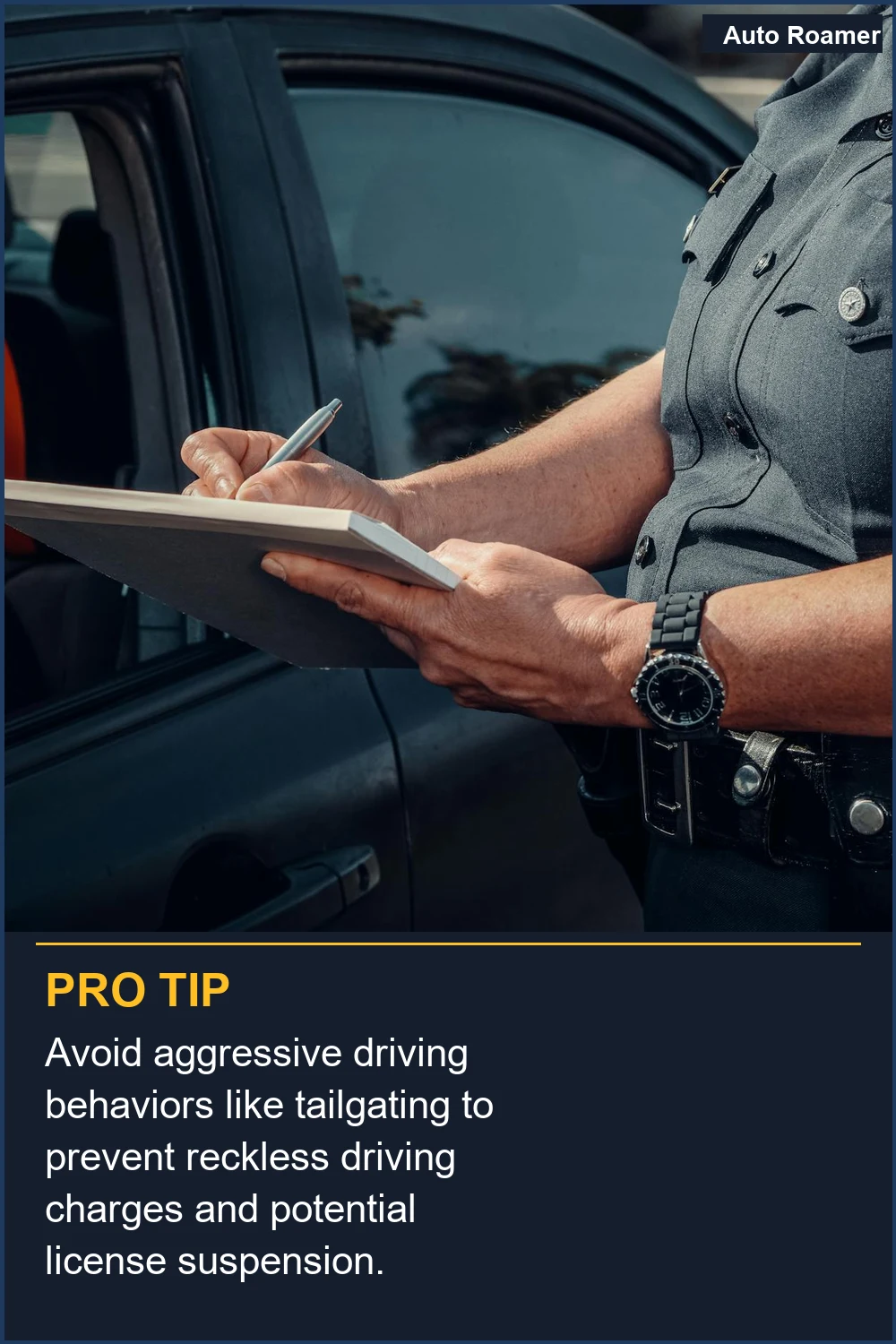 Evita comportamientos de conducción agresiva como ir pegado al coche para prevenir cargos por conducción temeraria y una posible suspensión del carné.