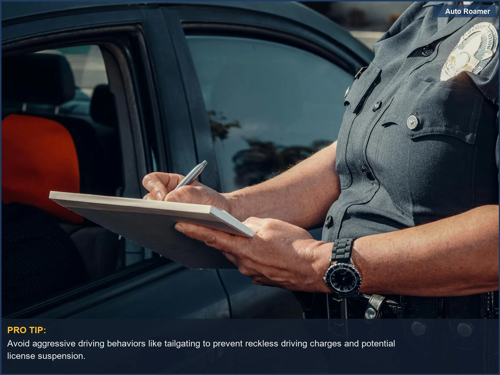 Primer plano de un oficial de policía escribiendo una multa junto a la ventanilla de un coche, ilustrando las sanciones por conducción temeraria.
