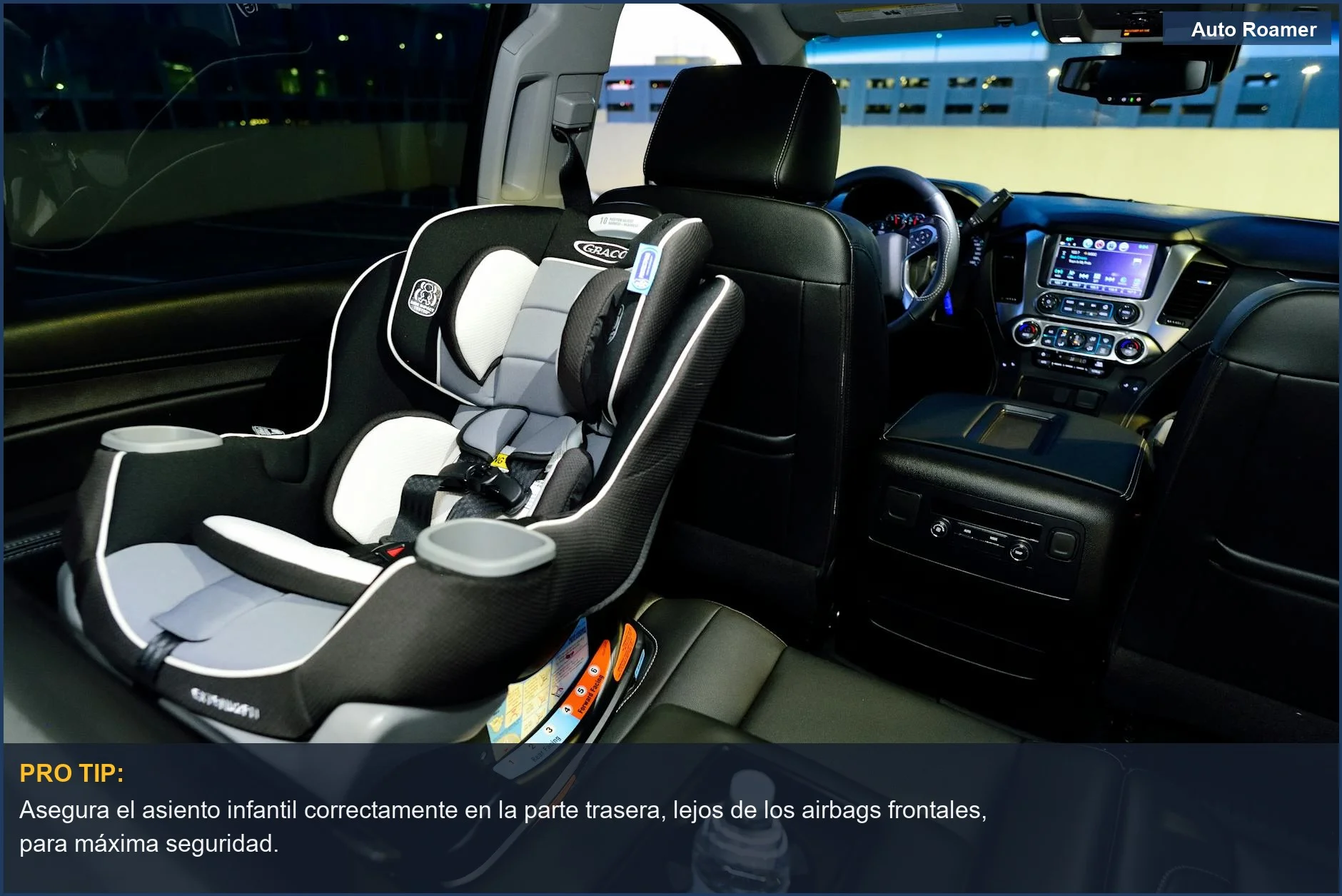 Asiento de seguridad infantil iluminado en el interior de un coche por la noche, cumpliendo reglamentación coche niños.