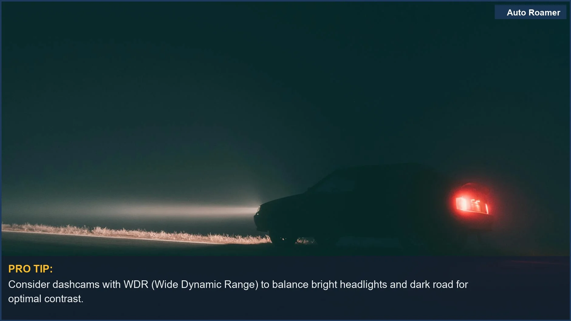 Los faros de un coche atraviesan la niebla en una carretera oscura, demostrando el efecto de los faros de la cámara del coche en la visibilidad.