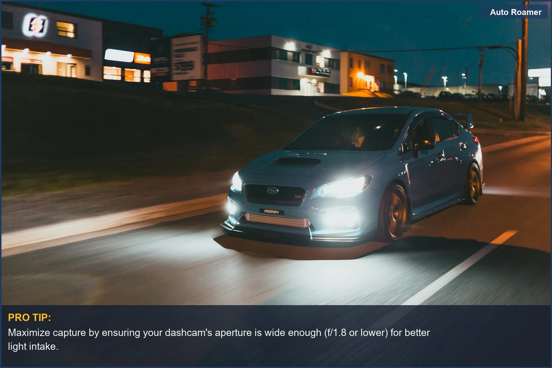 Los faros de un coche iluminan una calle de la ciudad al anochecer, mostrando cómo las luces de la calle de la cámara del coche pueden afectar la calidad de la grabación nocturna.