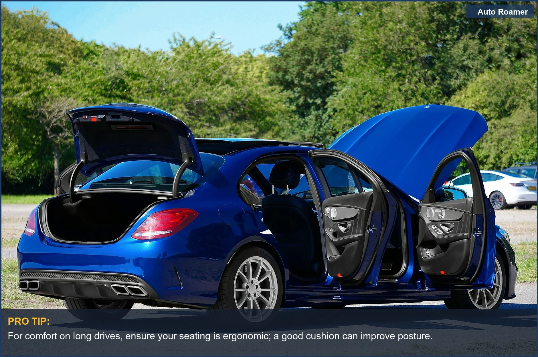 Elegante Mercedes-Benz AMG C63 azul con las puertas y el maletero abiertos en un aparcamiento soleado, enfatizando el lujo automotriz.