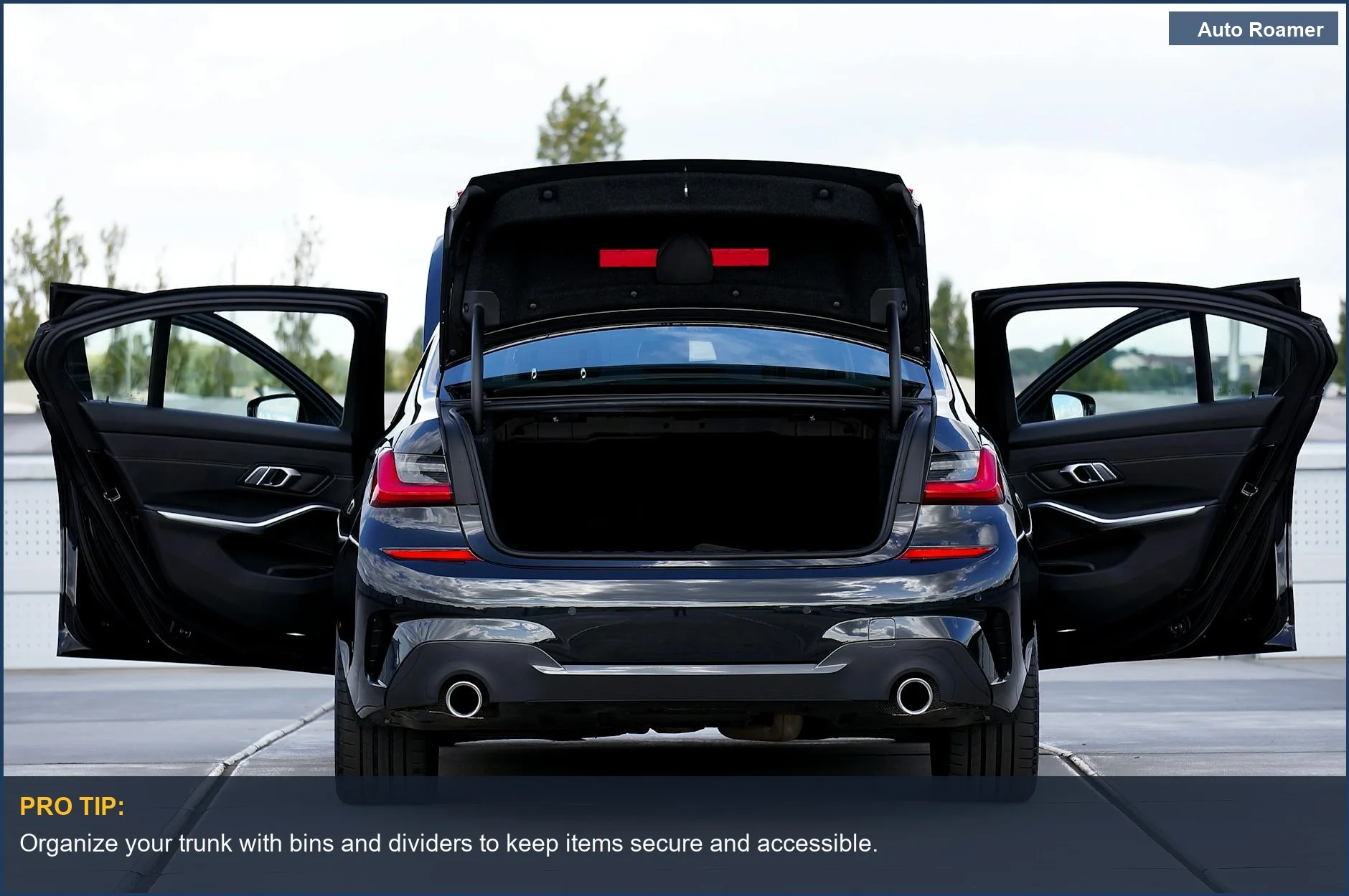 Vista trasera de un moderno coche negro con las puertas y el maletero abiertos, mostrando su elegante diseño y capacidad de carga.