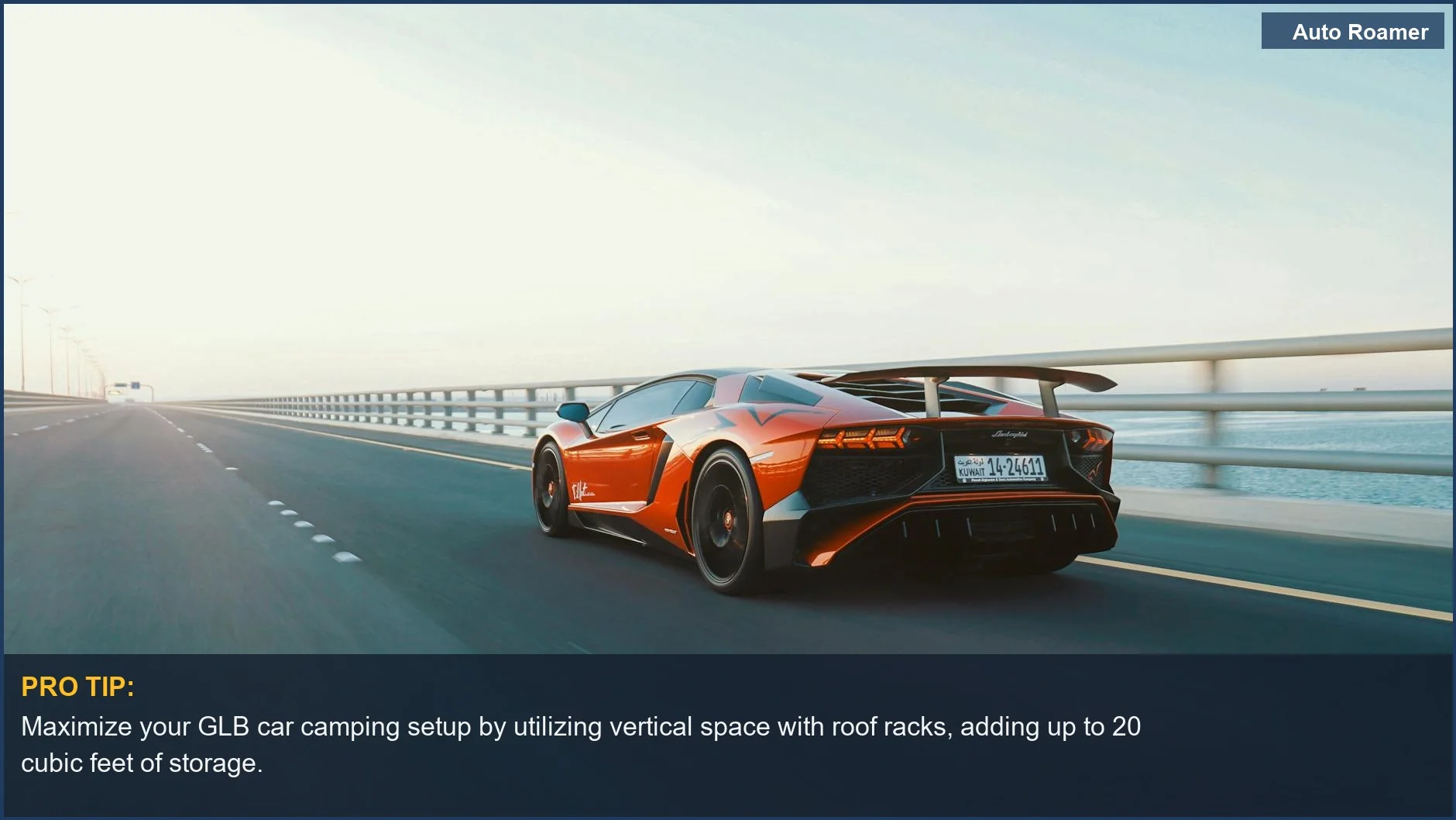 Mercedes GLB rojo conduciendo por la carretera costera, ideal para viajes de acampada aventureros.