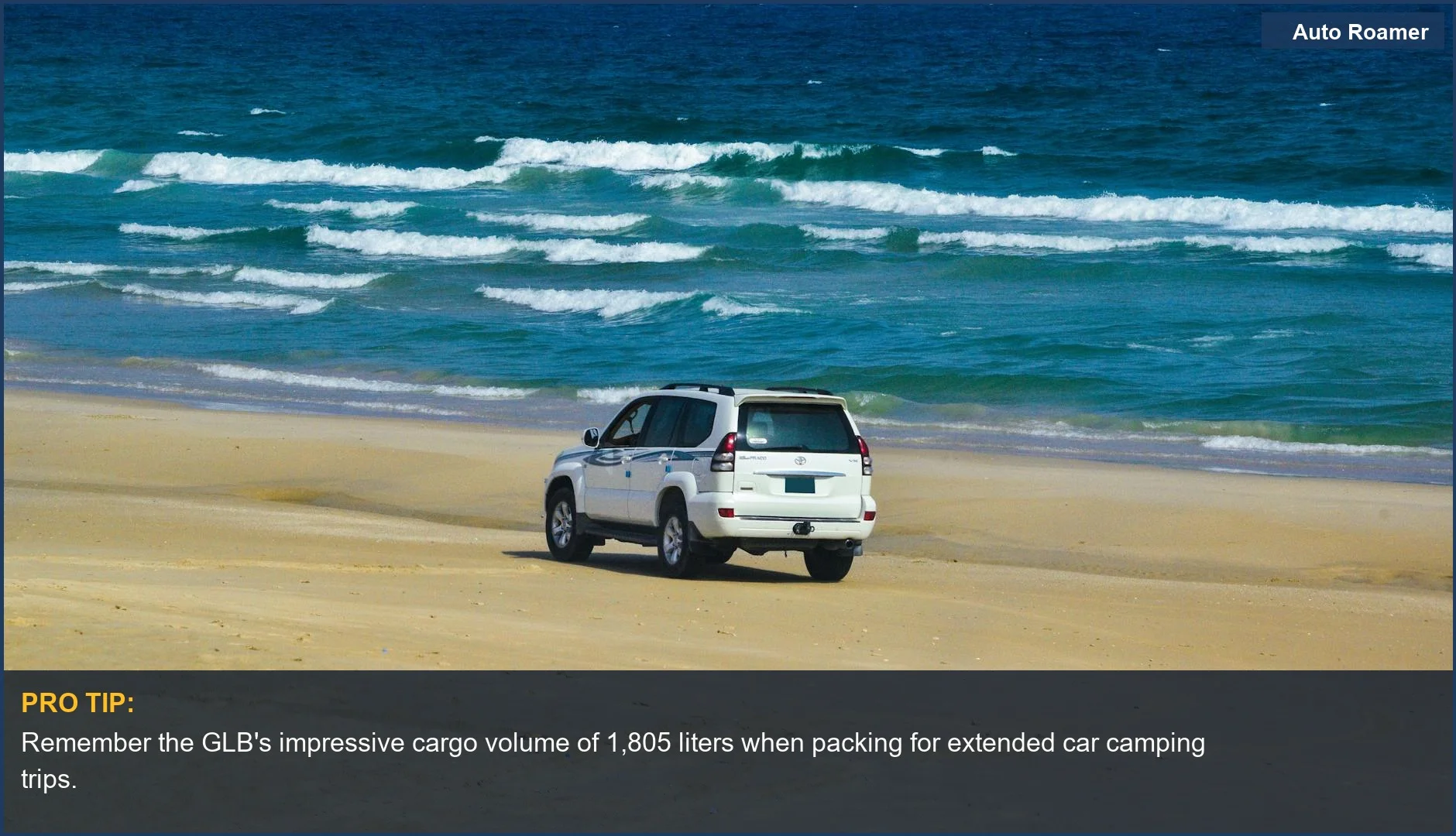 SUV Mercedes GLB blanco en playa de arena, mostrando su versatilidad para acampar en coche.