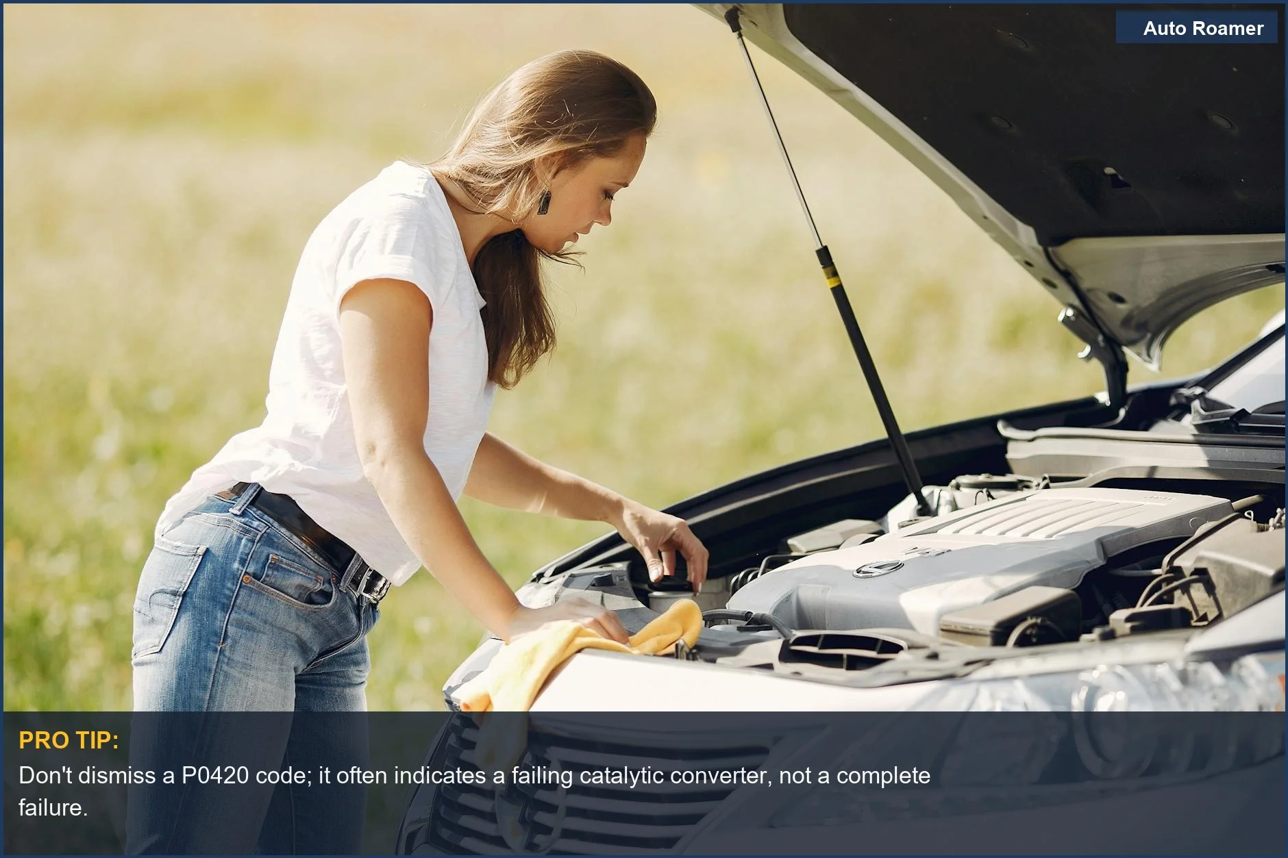 Mujer joven inspeccionando el motor de su coche en un paisaje rural, insinuando las causas comunes de averías en acampadas en coche y códigos OBD2.