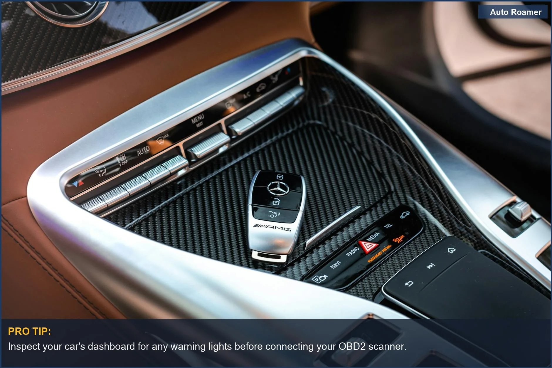 Salpicadero de coche de lujo con detalles de fibra de carbono y cromo, destacando la tecnología avanzada del vehículo para el ahorro de costes del escáner OBD2.