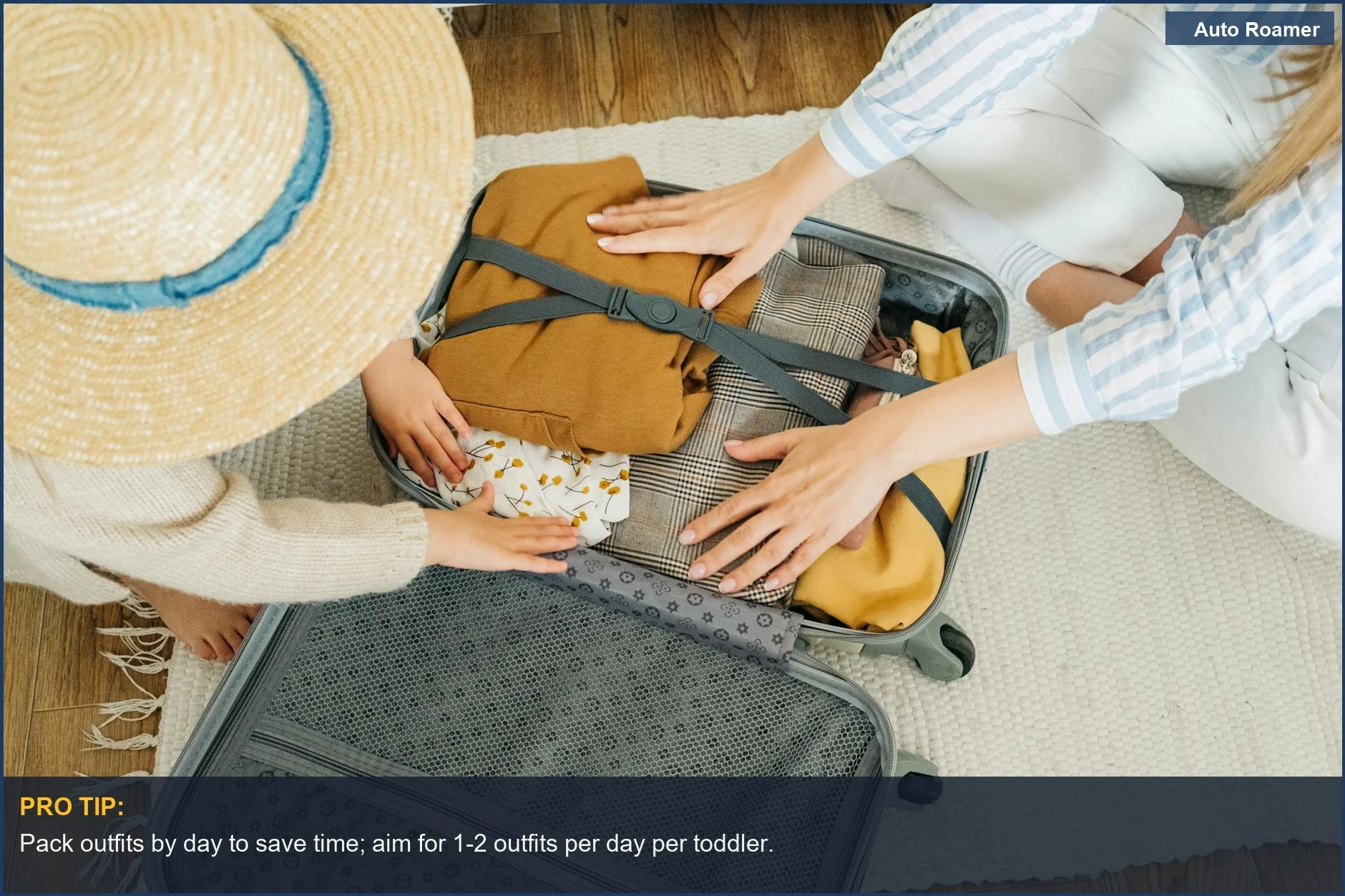 Mujer y niño empacando eficientemente equipo de viaje para niños pequeños en una maleta para unas vacaciones.