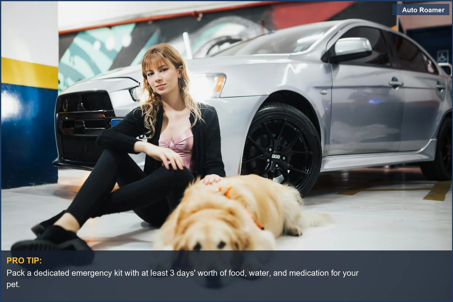 Mujer y golden retriever en un garaje urbano, preparándose para la seguridad de las mascotas durante retrasos en carretera.