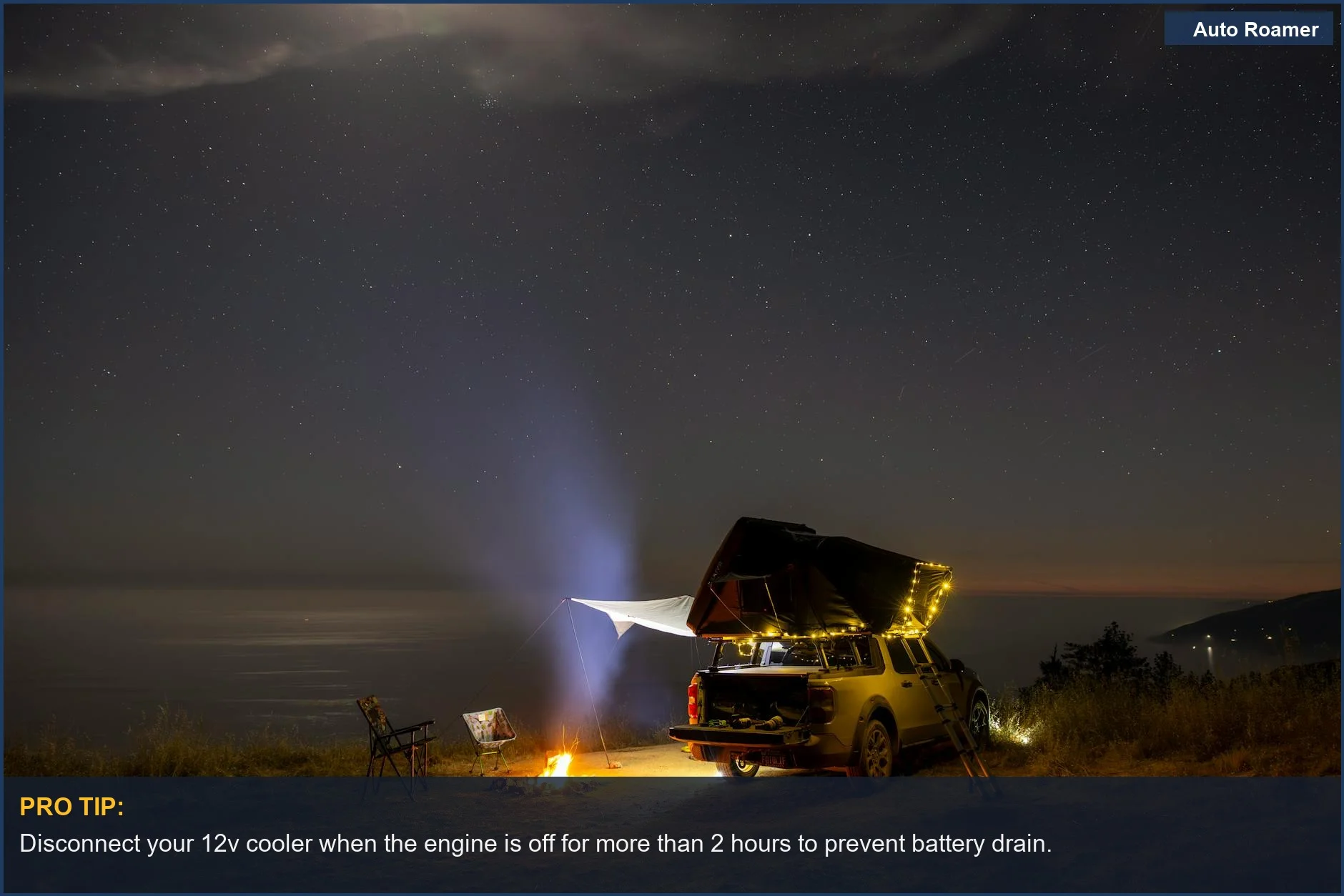 Escena de camping pacífica con un coche y una fogata bajo un cielo estrellado, ilustrando los riesgos de agotar la batería del coche en viajes por carretera.