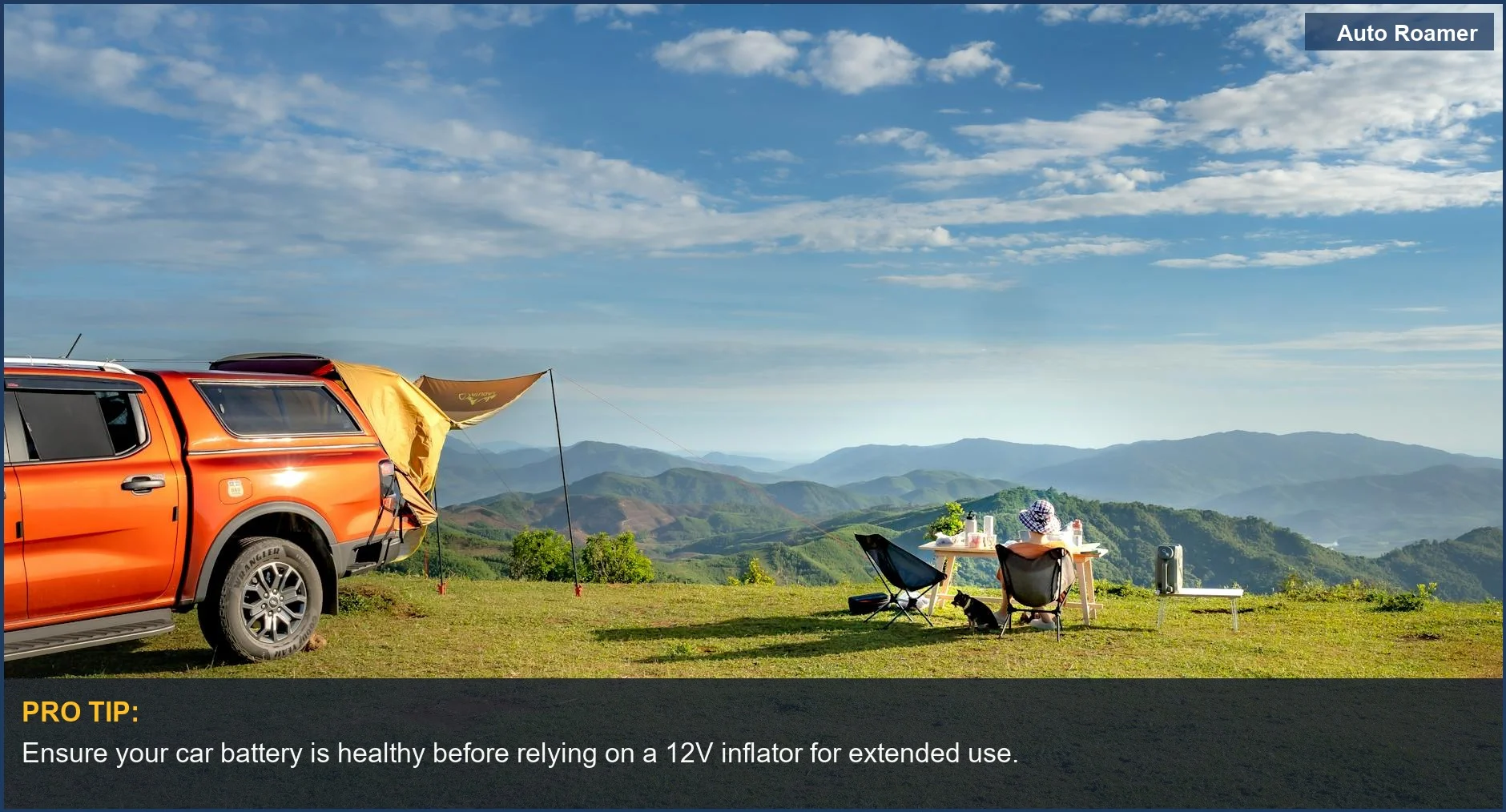 Configuración de energía para acampar en coche con un camión naranja y vista a la montaña, mostrando opciones de inflador de neumáticos portátil.