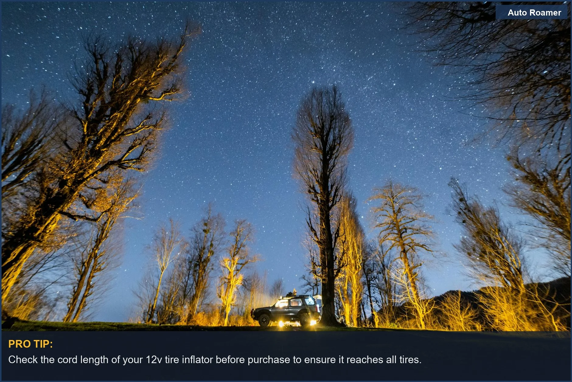 Coche de buscadores de aventuras bajo un cielo estrellado en un campamento forestal, ideal para soluciones de inflador de neumáticos de 12V.