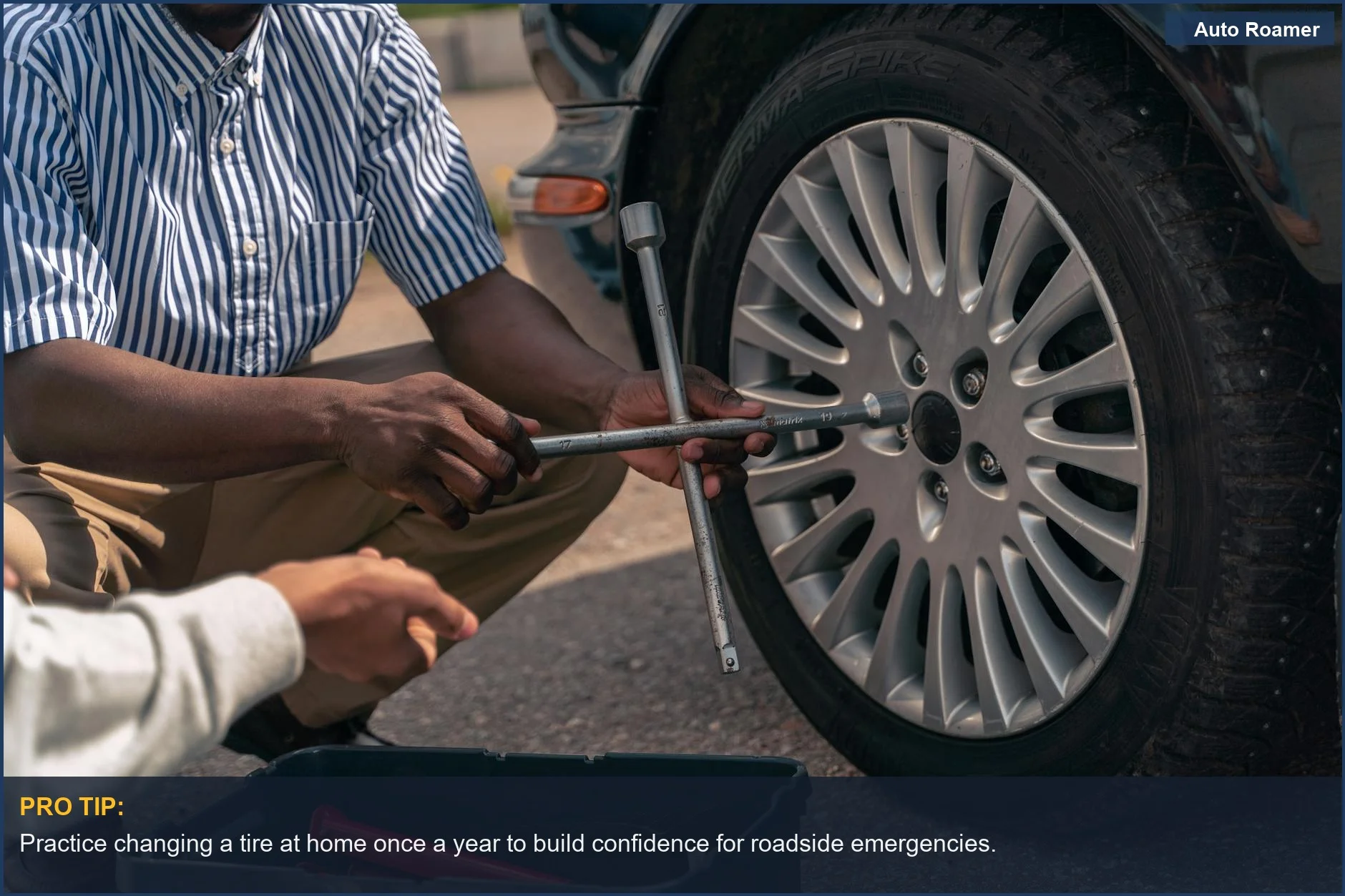 Aprendiendo a cambiar un neumático de coche, demostrando eficazmente las habilidades de preparación para emergencias del coche.