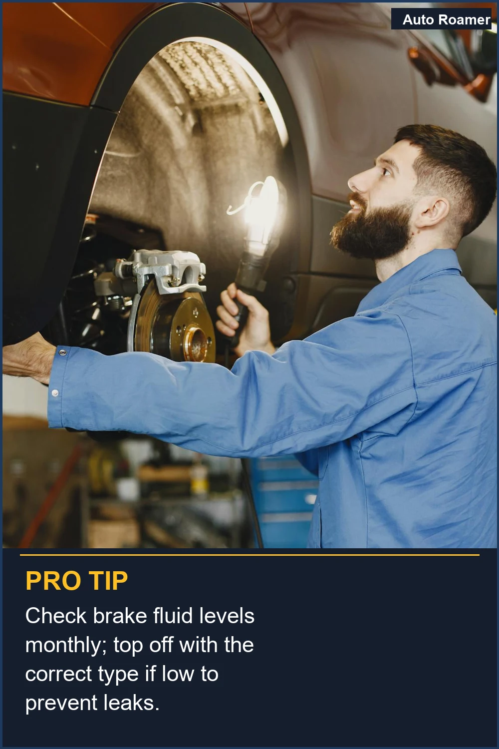 Revisa los niveles de líquido de frenos mensualmente; rellena con el tipo correcto si está bajo para evitar fugas.