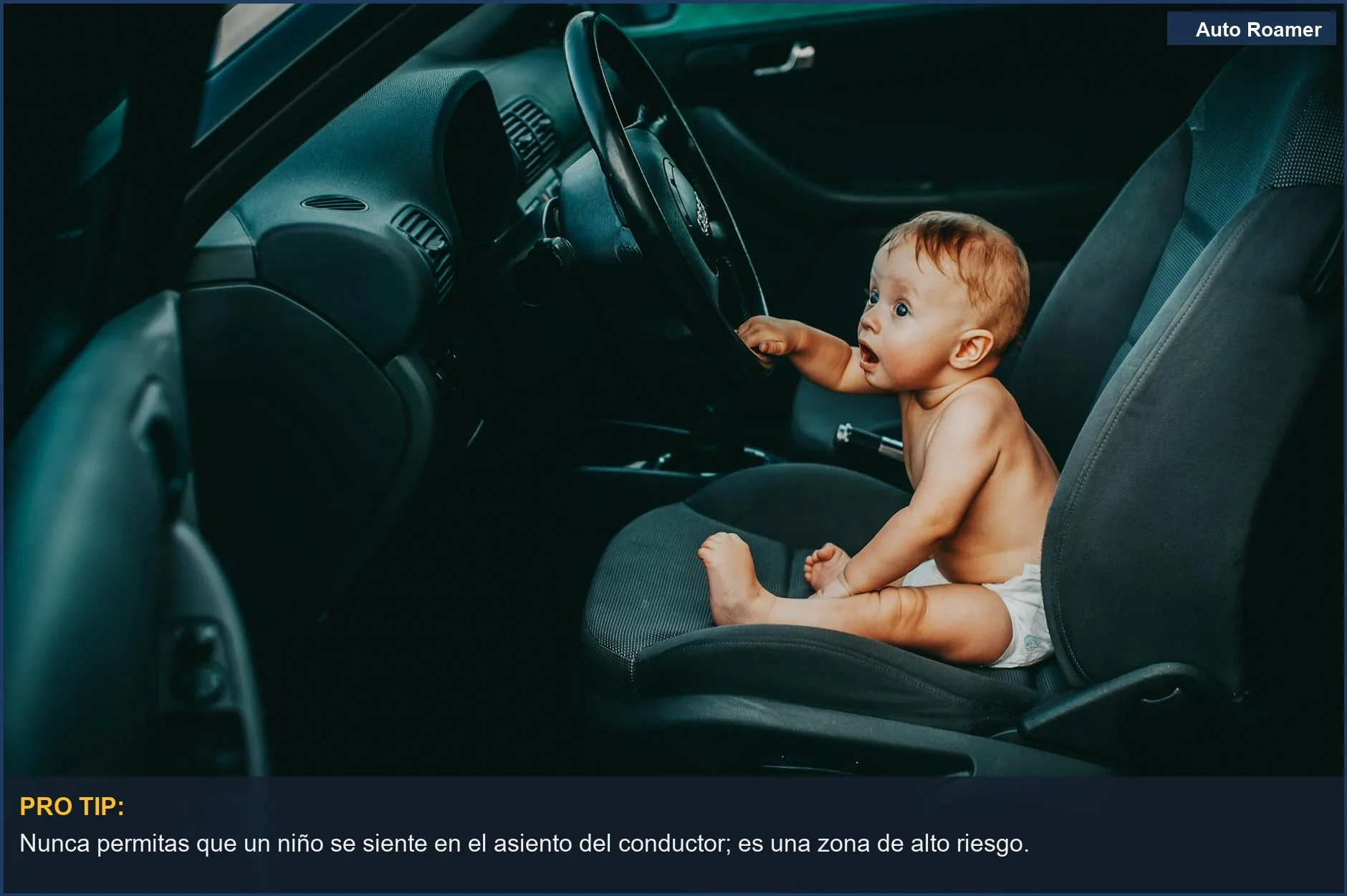 Bebé curioso sentado en asiento del conductor, explorando el interior del coche.