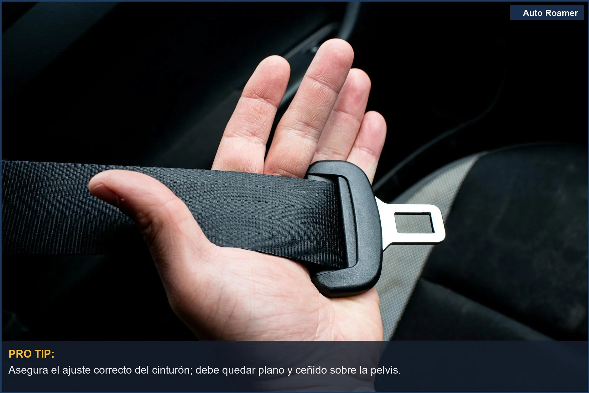 Mano sujetando cinturón de seguridad de coche para protección infantil en el coche.