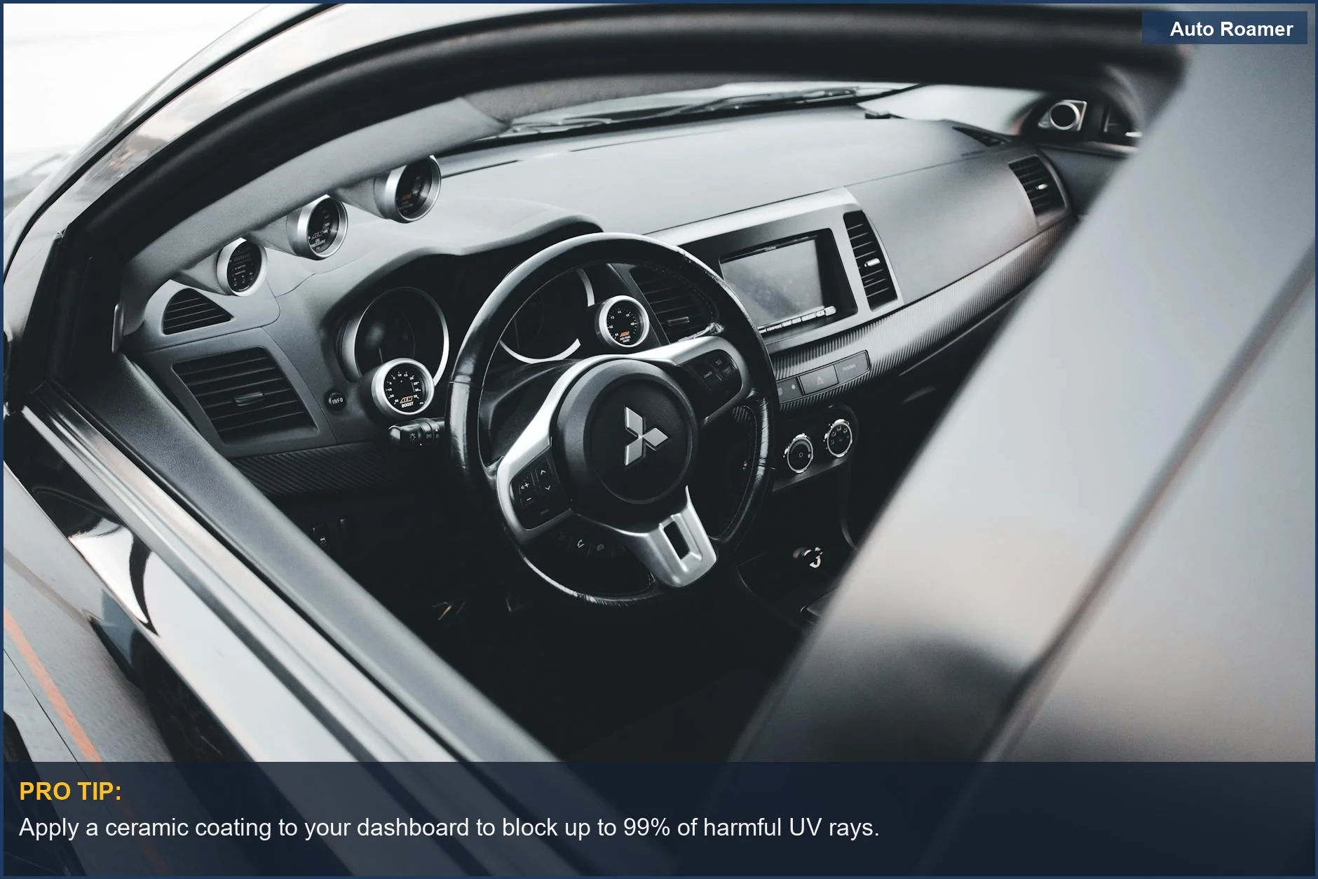 Salpicadero y volante de coche moderno, destacando la necesidad de protección contra daños solares en el interior del coche.
