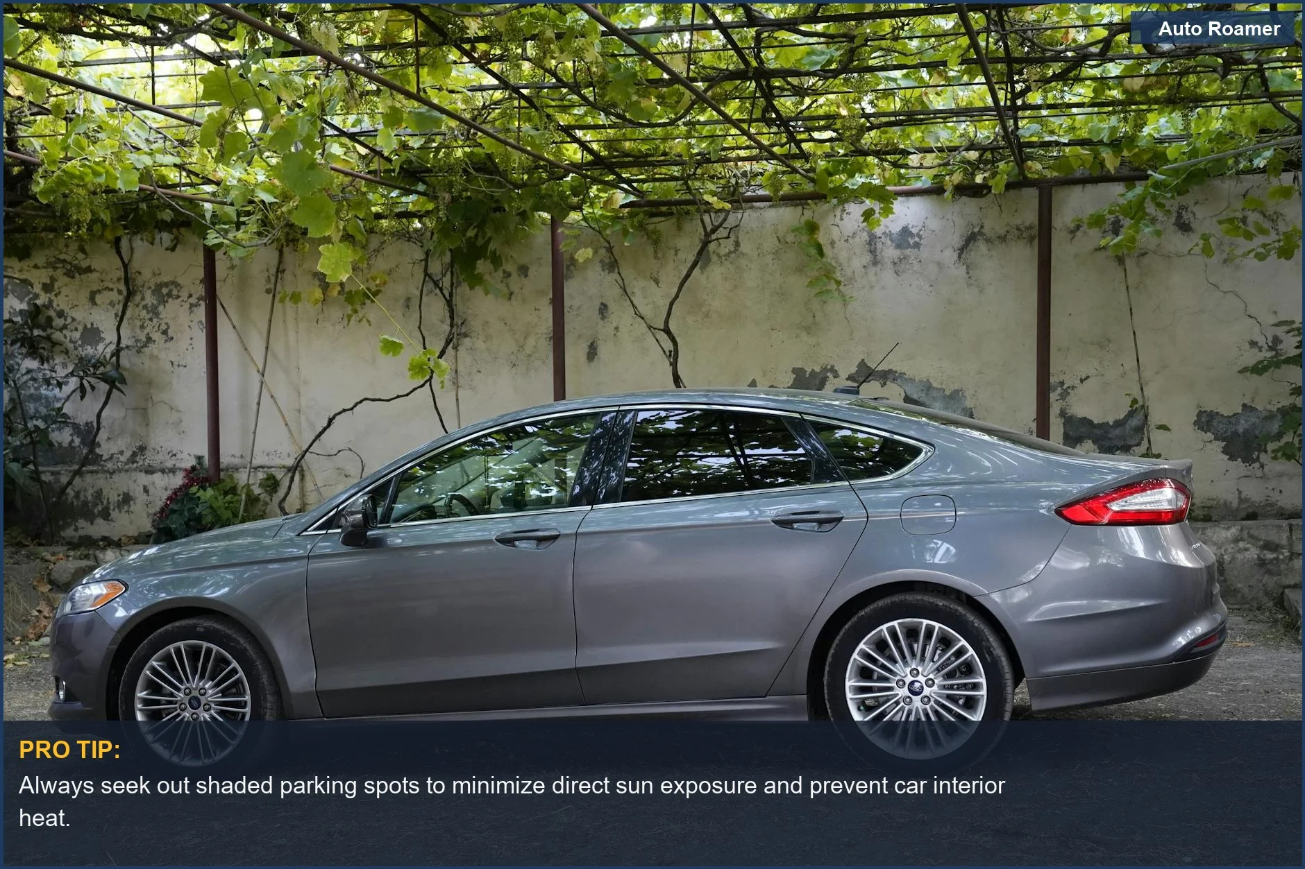 Sedán plateado aparcado bajo una pérgola sombreada, mostrando estrategias de protección solar para coches.