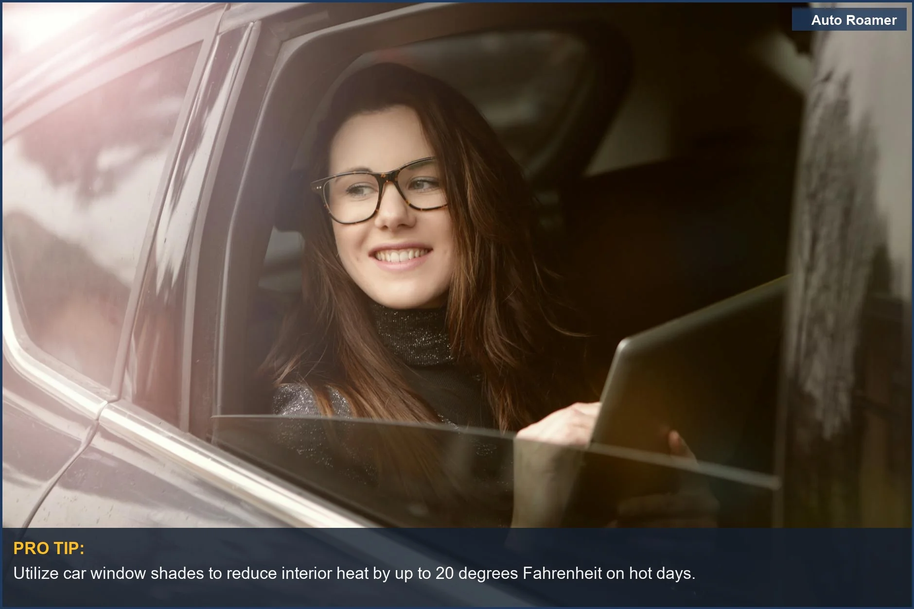 Mujer usando una tableta en un coche, demostrando la comodidad que proporcionan las sombrillas para ventanas de coche.