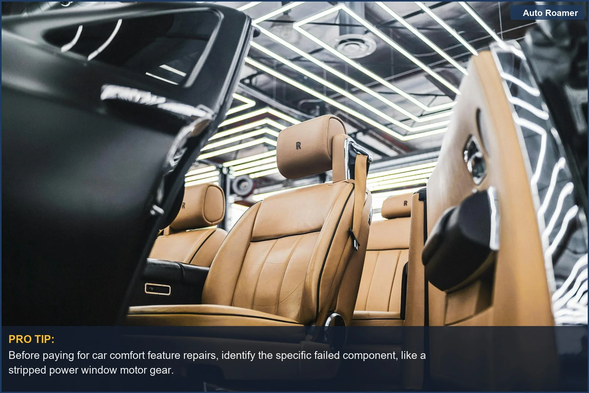 Interior de coche de lujo con asientos de cuero color canela y diseño moderno, que ilustra fallos comunes de elementos de confort y sus costes de reparación.