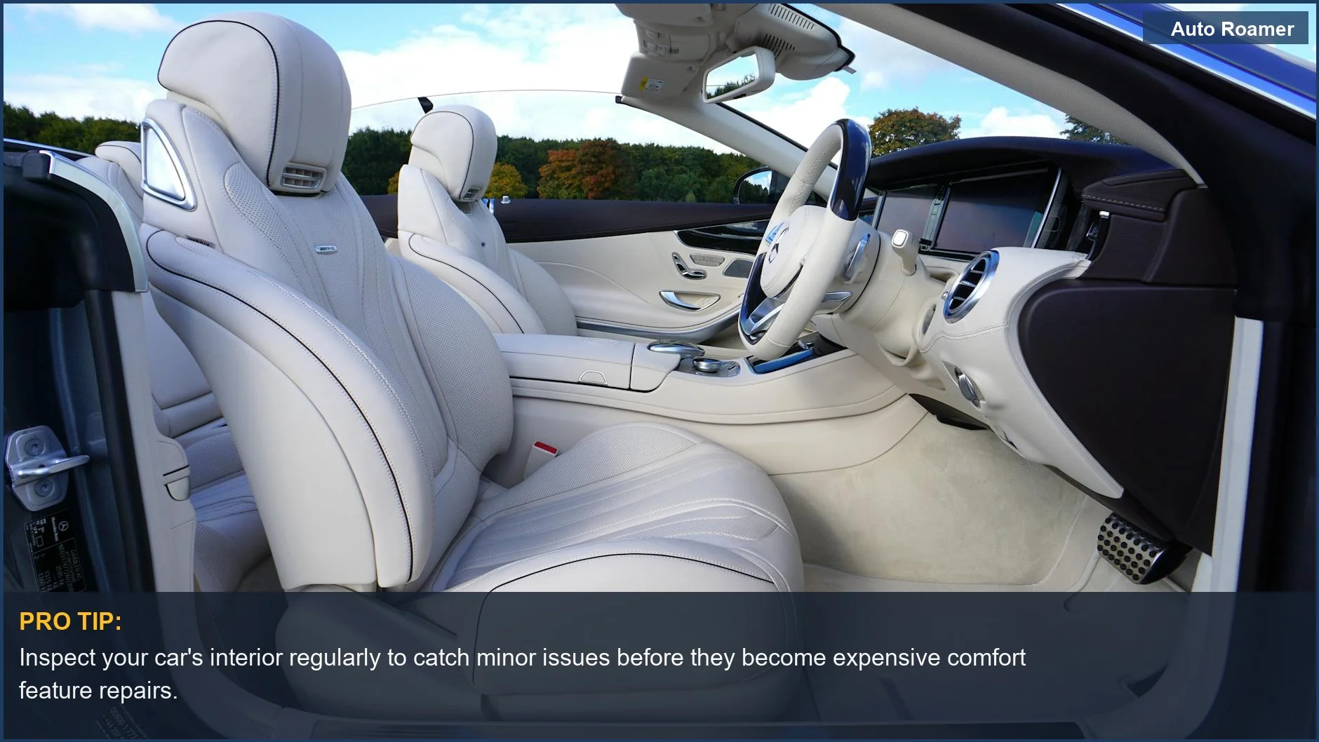 Elegante interior de un Mercedes descapotable que muestra asientos de cuero color crema y un salpicadero avanzado, destacando los costes de reparación de elementos de confort del coche.