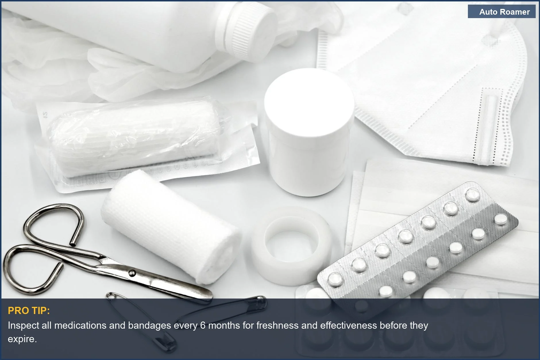 Vista plana de suministros de primeros auxilios de un kit de emergencia para coche, enfatizando la importancia de verificar las fechas de caducidad para el mantenimiento del kit de carretera.