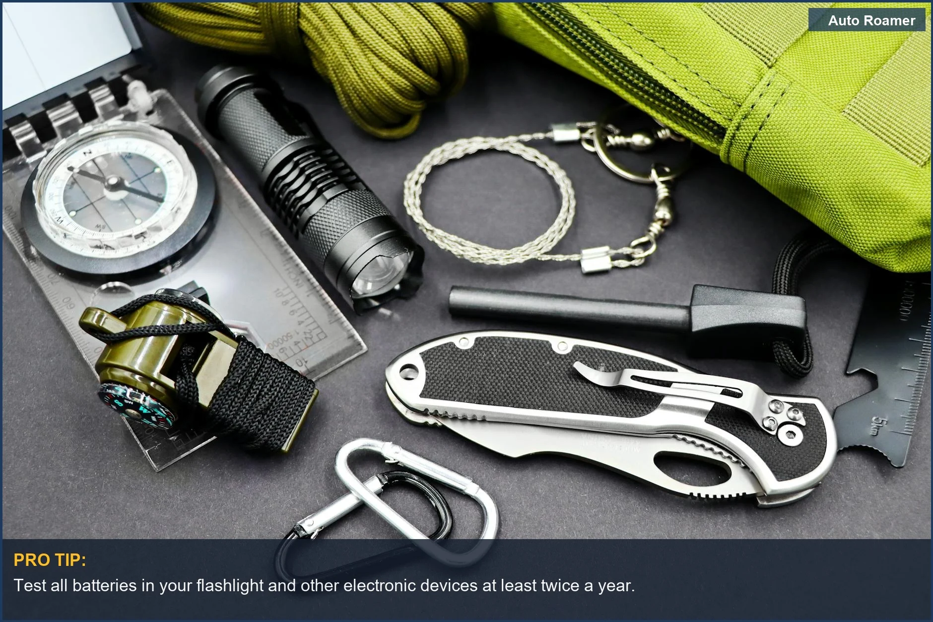 Kit completo de emergencia para carretera con herramientas como una linterna y una brújula, esencial para reponer el equipo de seguridad del coche.