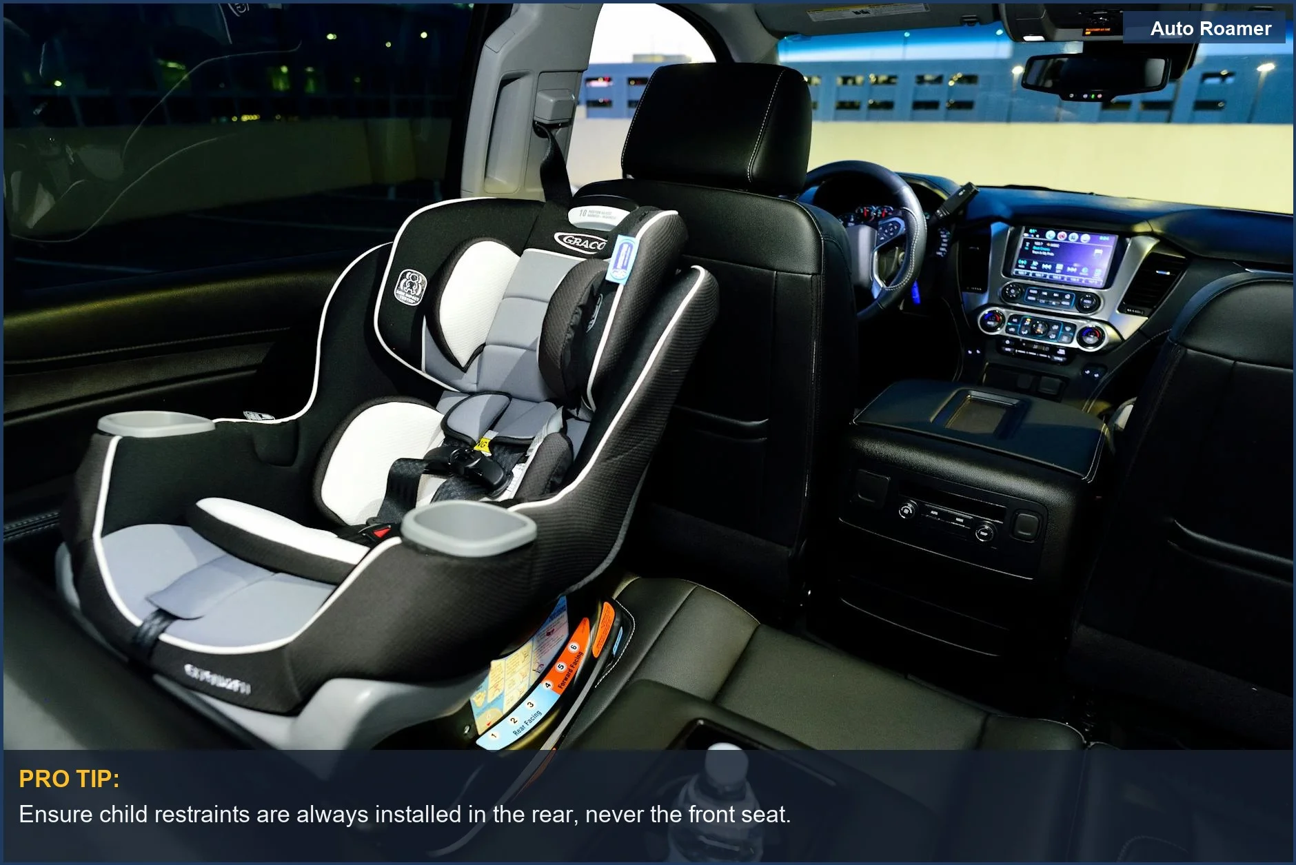 Silla de seguridad infantil en el asiento delantero del copiloto con el salpicadero iluminado por la noche.