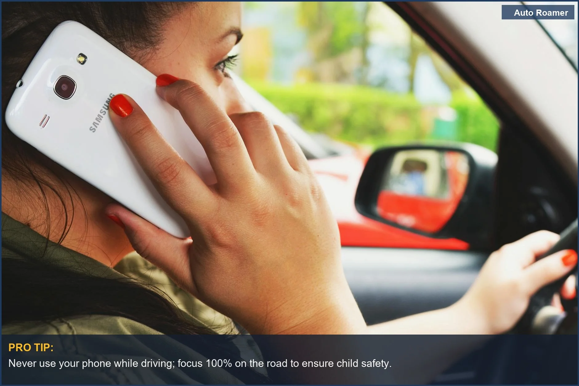 Conductor adulto distraído por un smartphone mientras conduce, destacando los peligros de los niños en el asiento delantero.