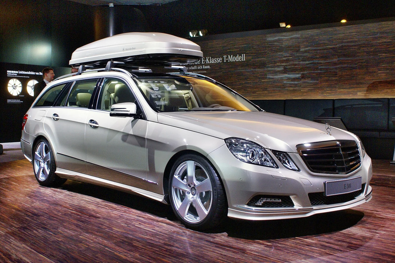 Roof box mounted on roof rack crossbars spanning a station wagon roof