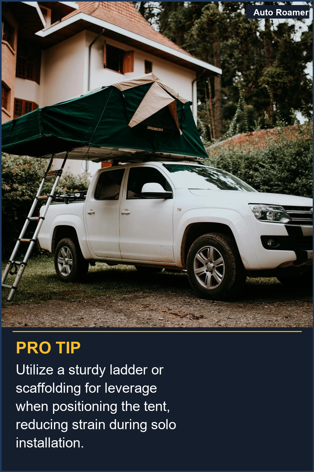 Utiliza una escalera robusta o andamios para obtener apalancamiento al colocar la tienda, reduciendo el esfuerzo durante la instalación en solitario.