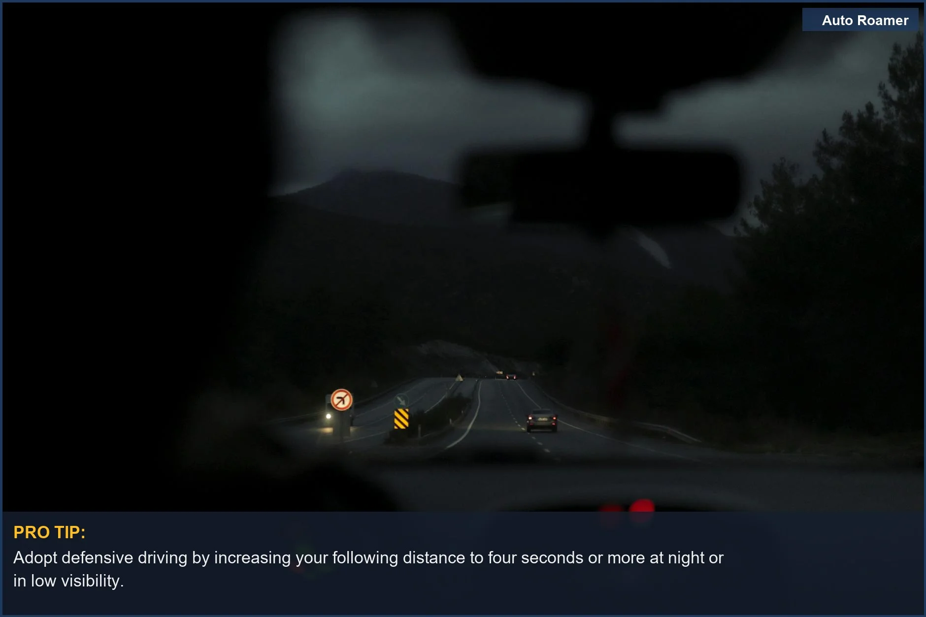 Autopista borrosa por la noche desde el interior de un coche, enfatizando la conducción defensiva y el mantenimiento del espacio.