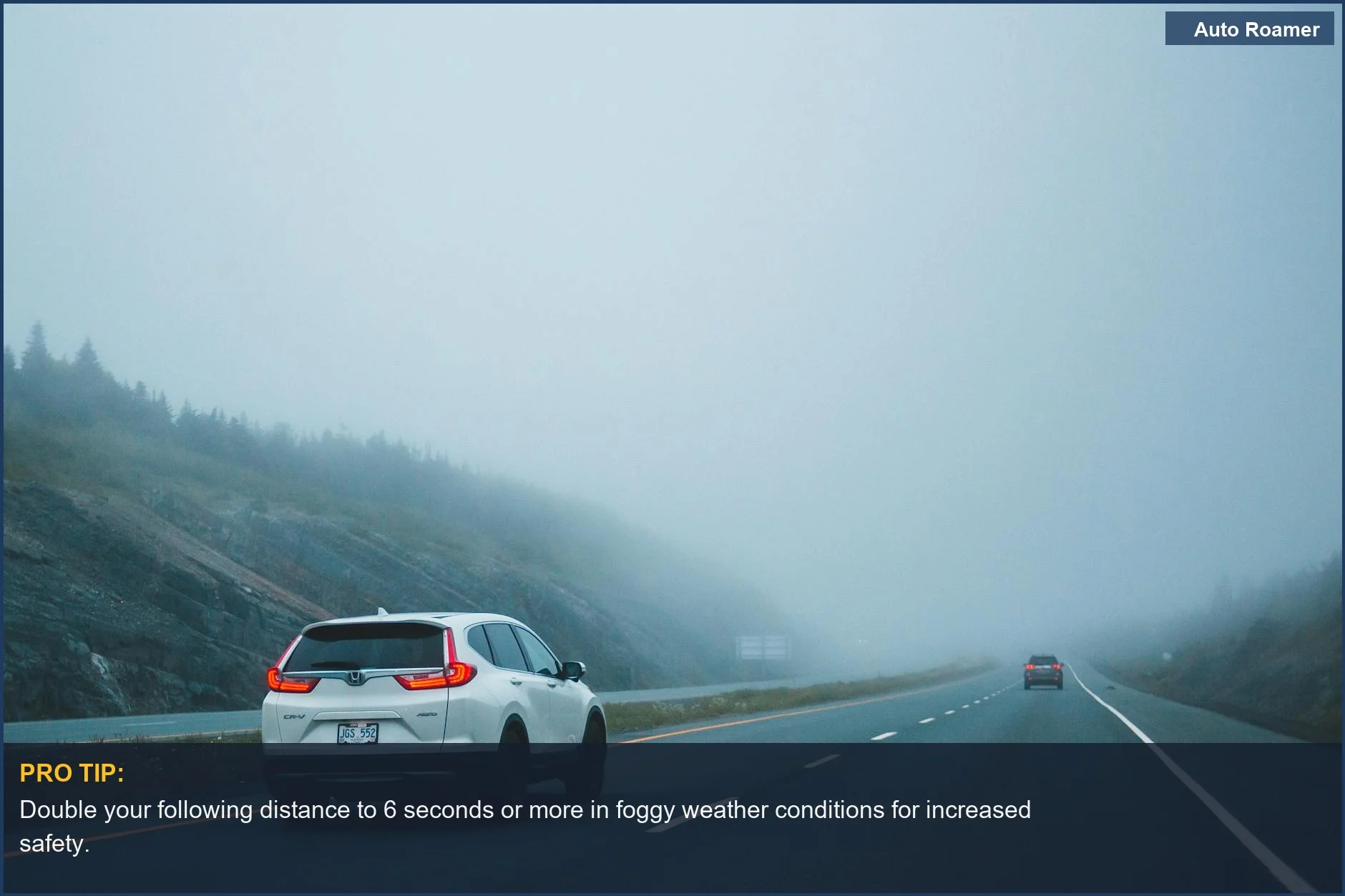 Coches conduciendo en una autopista con niebla, destacando los desafíos para el estado de la carretera y la visibilidad.