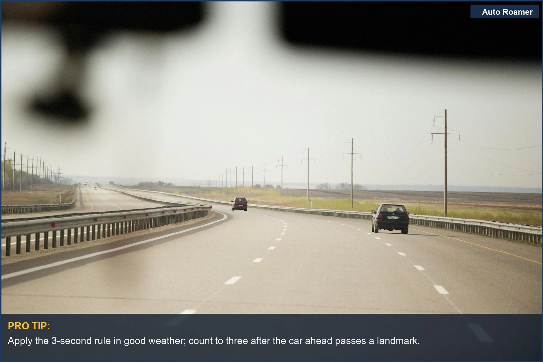 Amplia autopista con coches, ilustrando la importancia de mantener una distancia segura en la carretera.